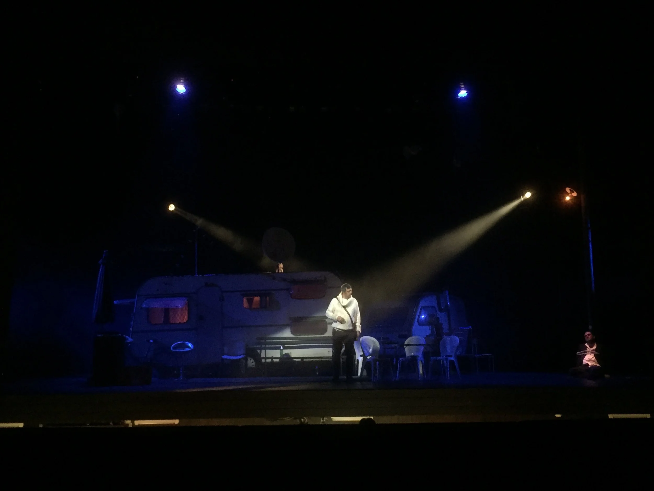 Rigoletto (Robert Kolar) and Monterone (Dario Bercich) 