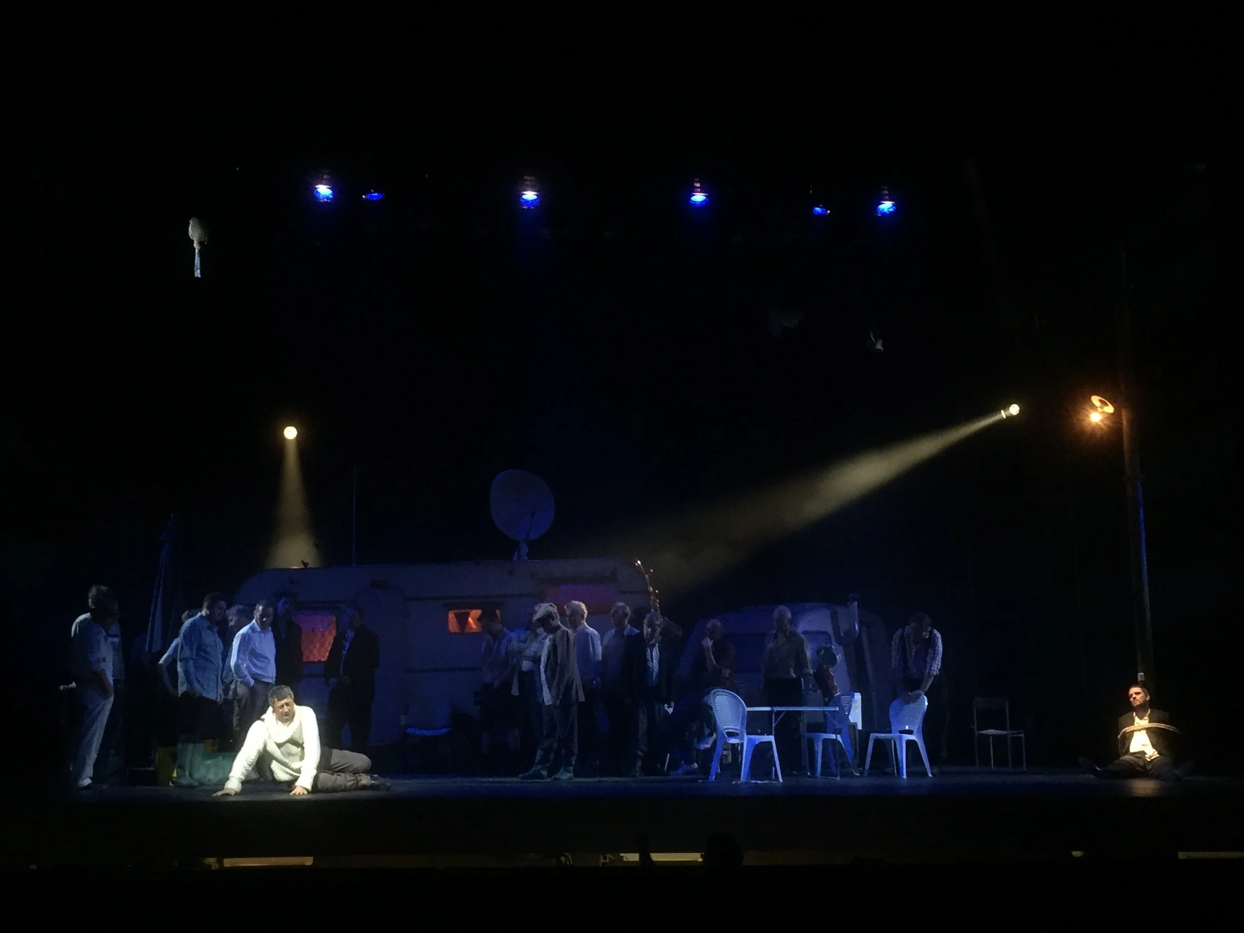 Rigoletto (Robert Kolar), Monterone (Dario Bercich) and Ensemble