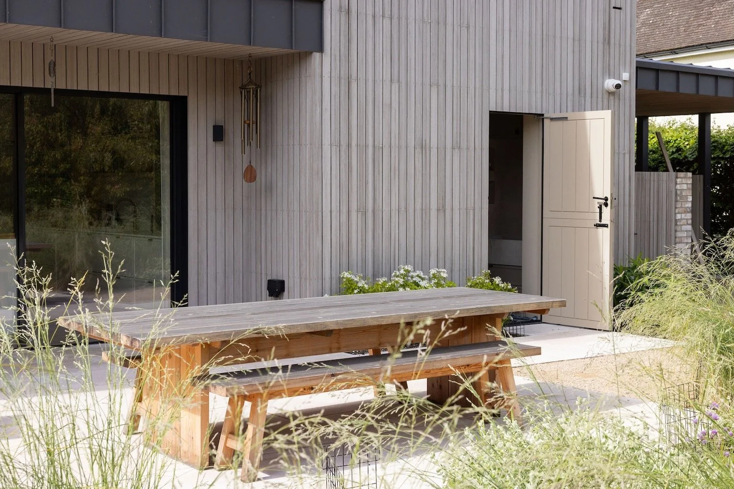 contemporary-new-build-landscape-outdoor-dining-west-sussex.jpeg