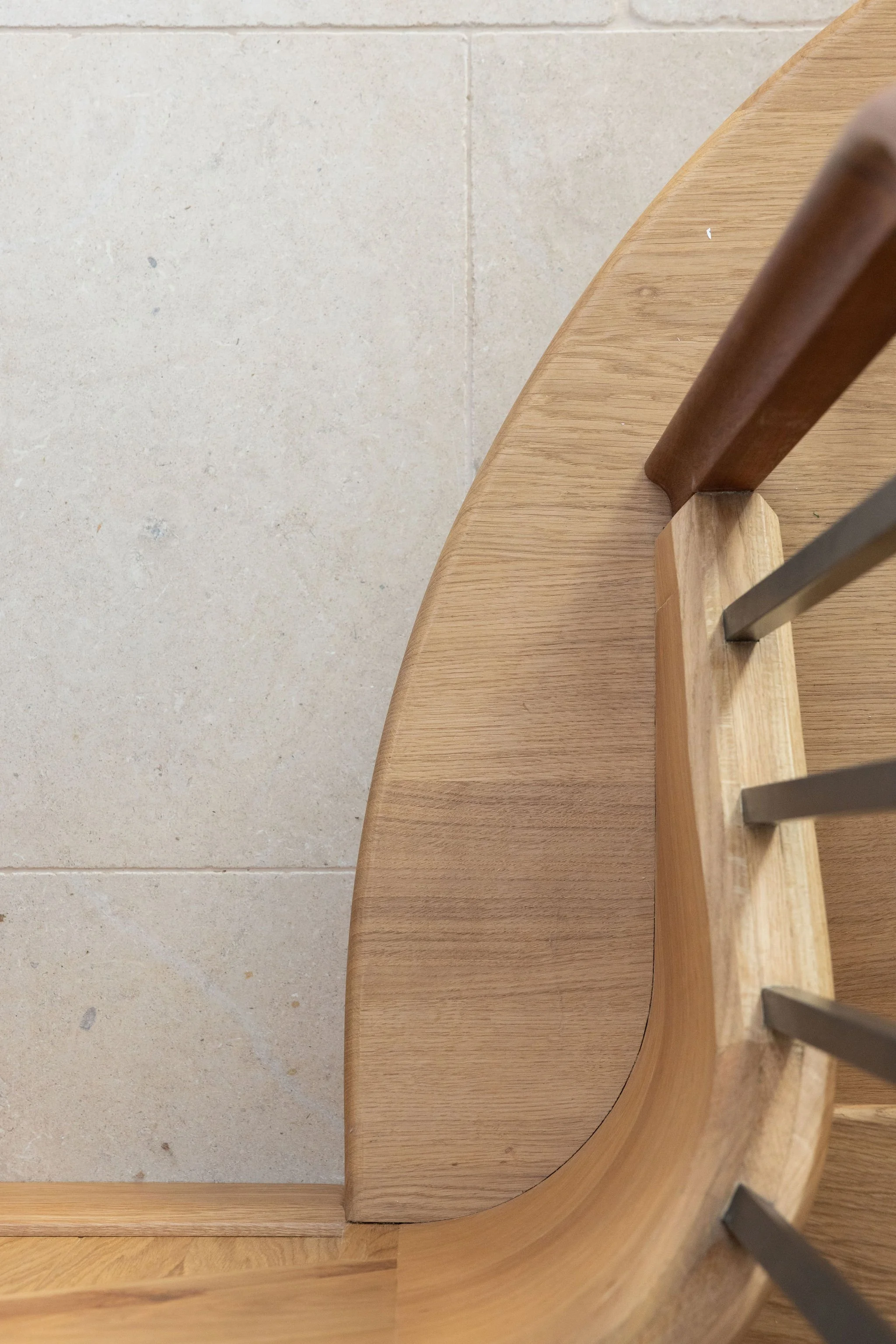 wscb-bespoke-curved-oak-staircase-bottom-step-joinery-bosham.webp