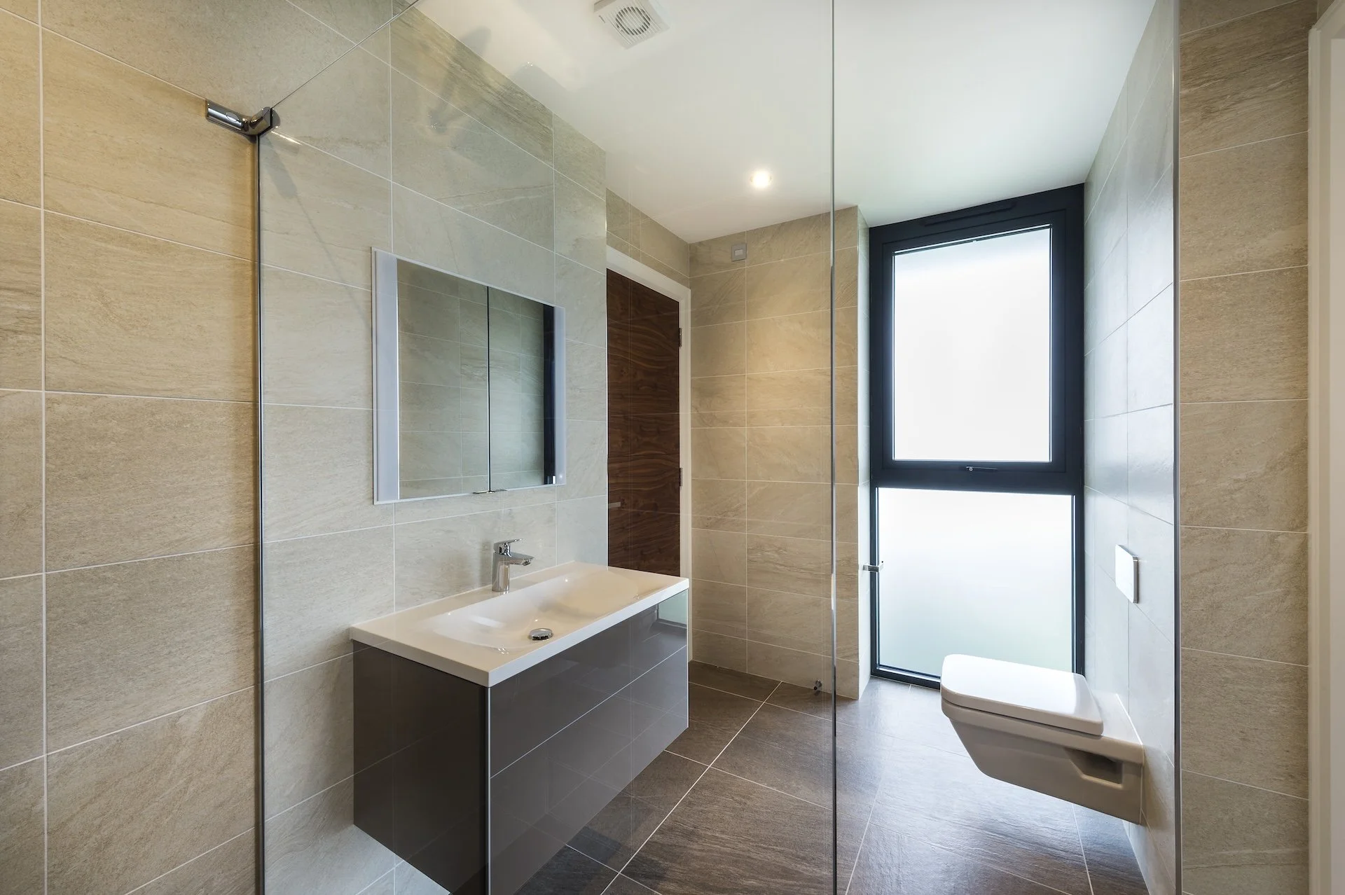 wscb-contemporary-tiled-shower-room-wall-hung-toilet.webp