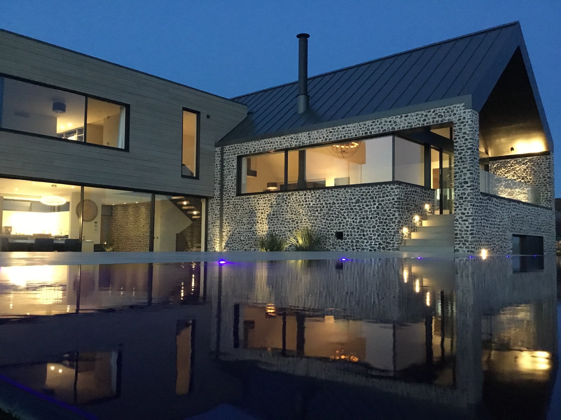 contemporary-flint-residence-marine-drive-west-wittering-infinity-pool-lighting.jpg