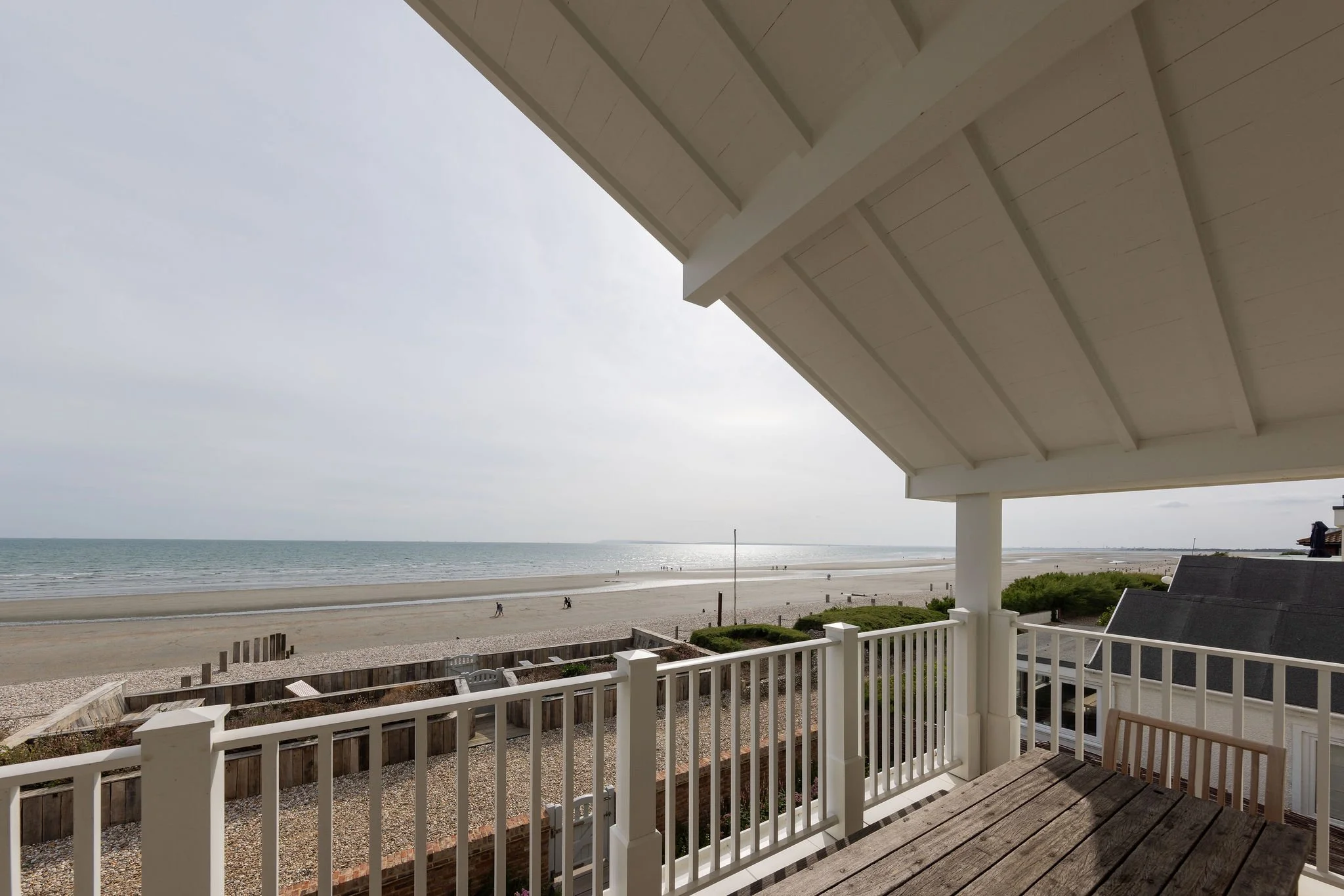 West Wittering Coastal House - terrace overlooking beach