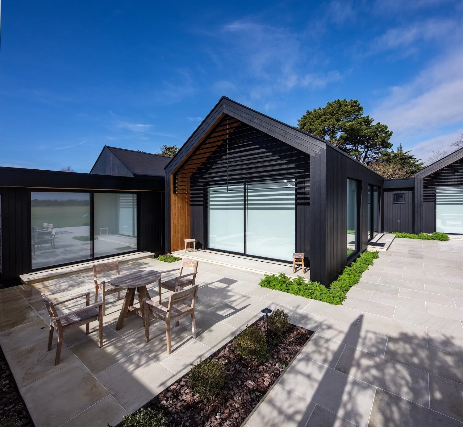 Modern Coastal Living: Single Storey Pavilion Residence, Birdham