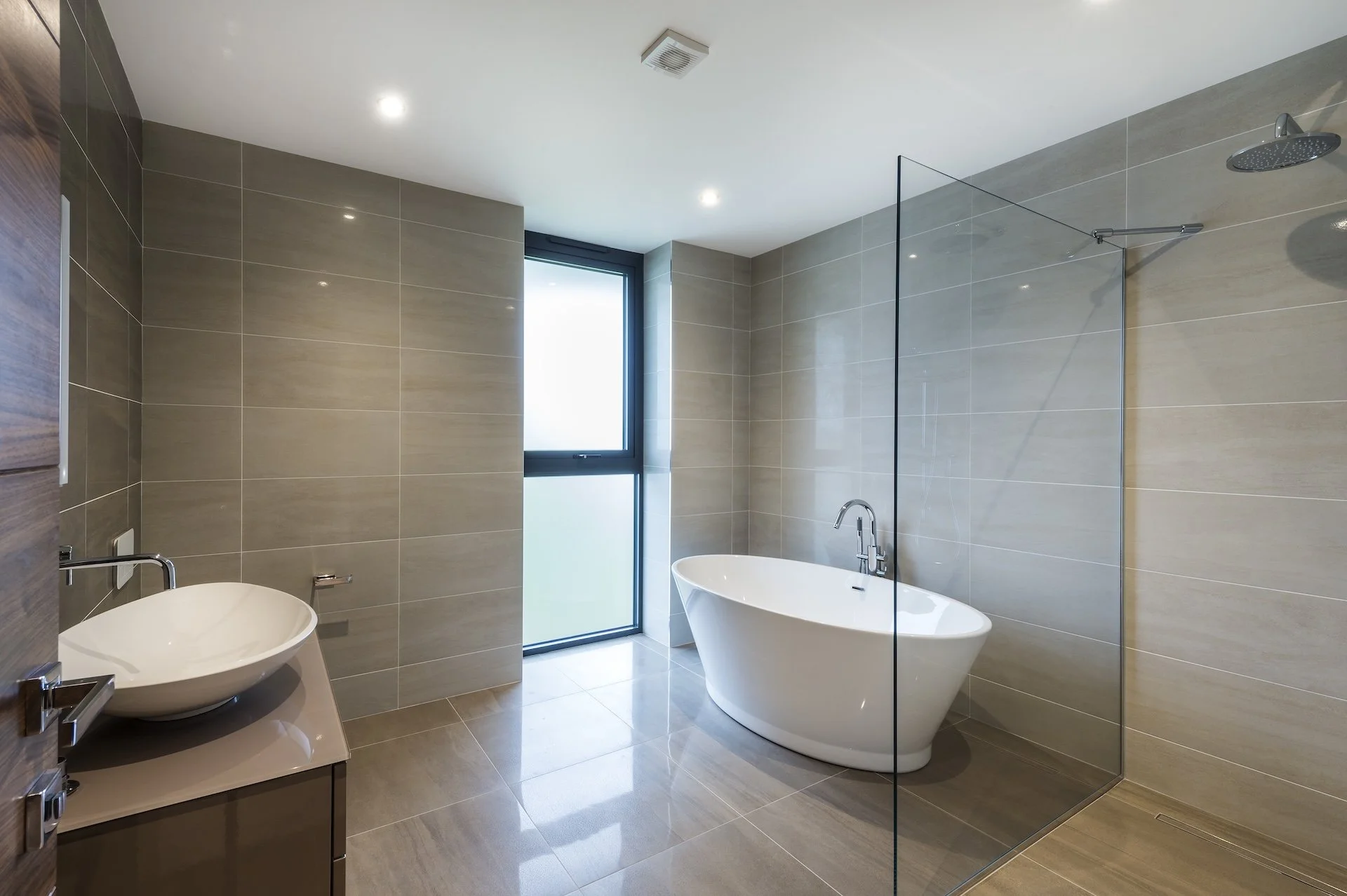 wscb-freestanding-bath-walk-in-shower-ensuite-west-sussex.webp