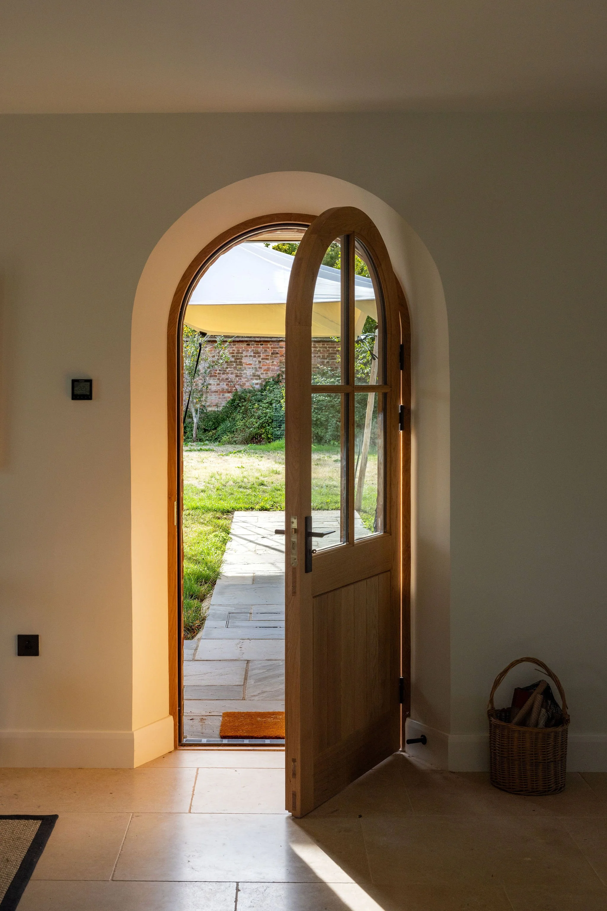 wscb-custom-arched-glazing-oak-patio-door-bosham-chichester.webp