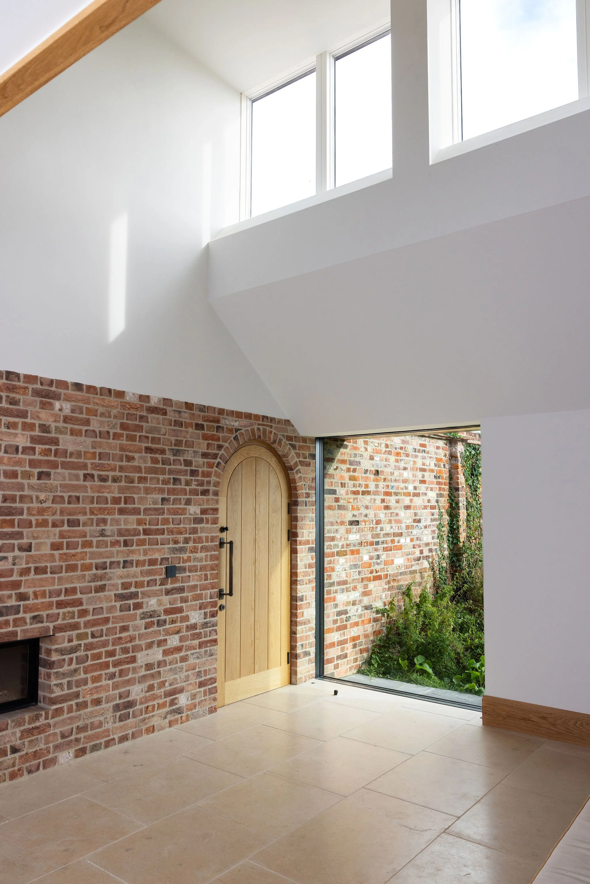 wscb-double-height-entrance-atrium-arched-oak-door-bosham.webp