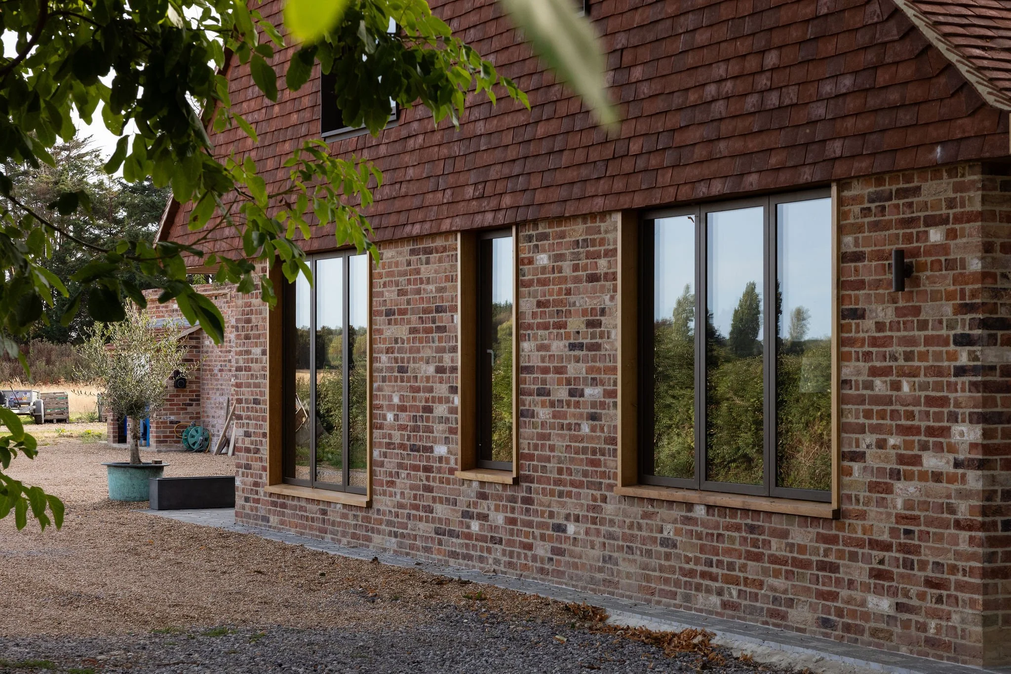 wscb-arts-and-crafts-reclaimed-brick-clay-tile-hanging-bosham-west-sussex.webp