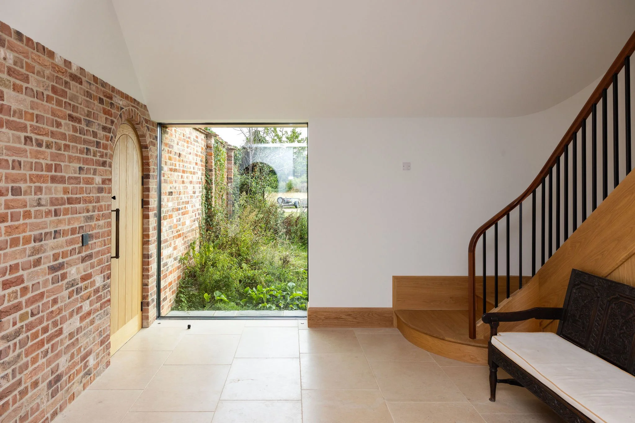 wscb-flagstone-entrance-hallway-bespoke-oak-staircase-bosham.webp