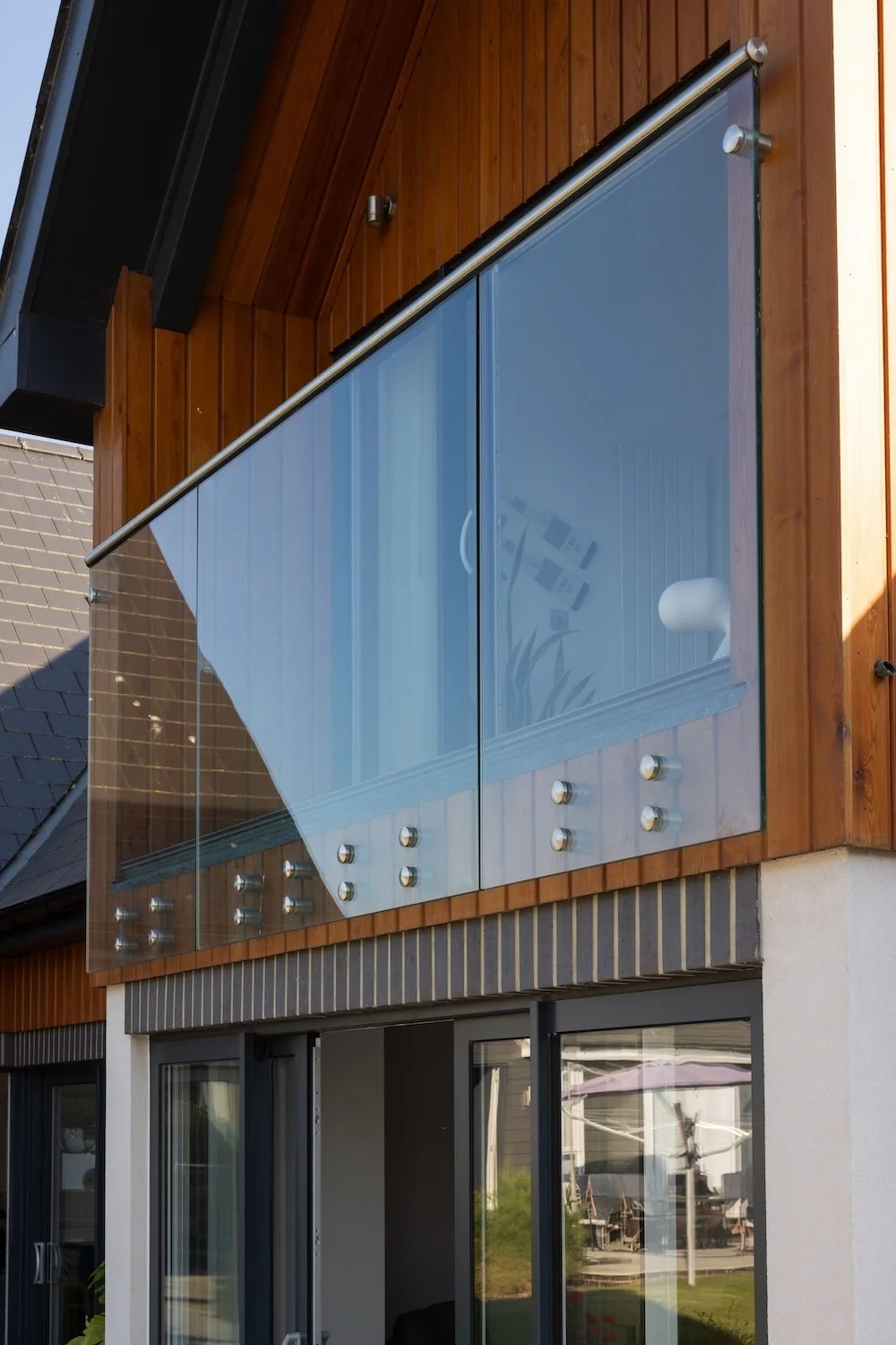 frameless-glass-balustrade-cedar-cladding-detail-selsey.jpg