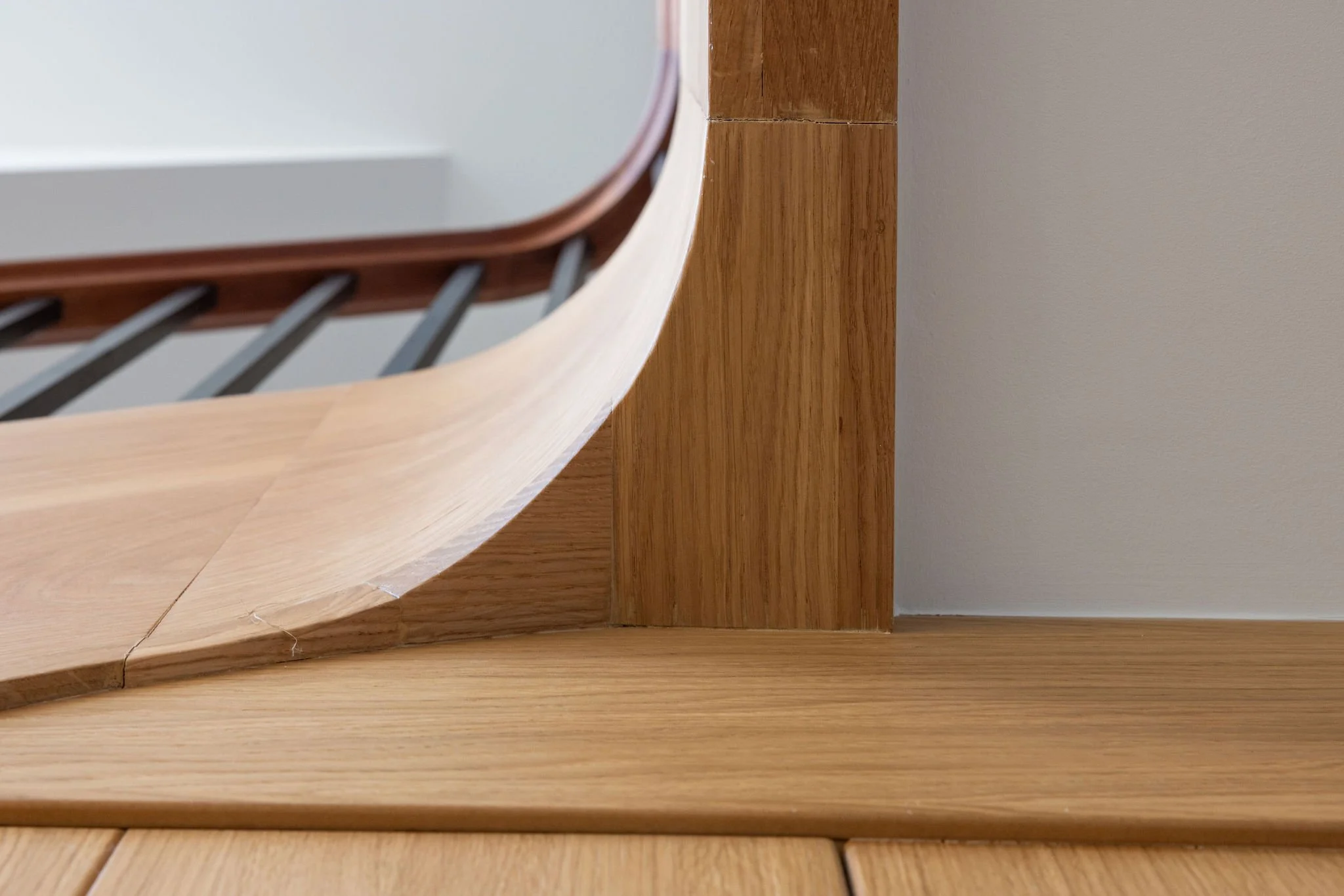 wscb-bespoke-curved-oak-skirting-joinery-detail-bosham.webp
