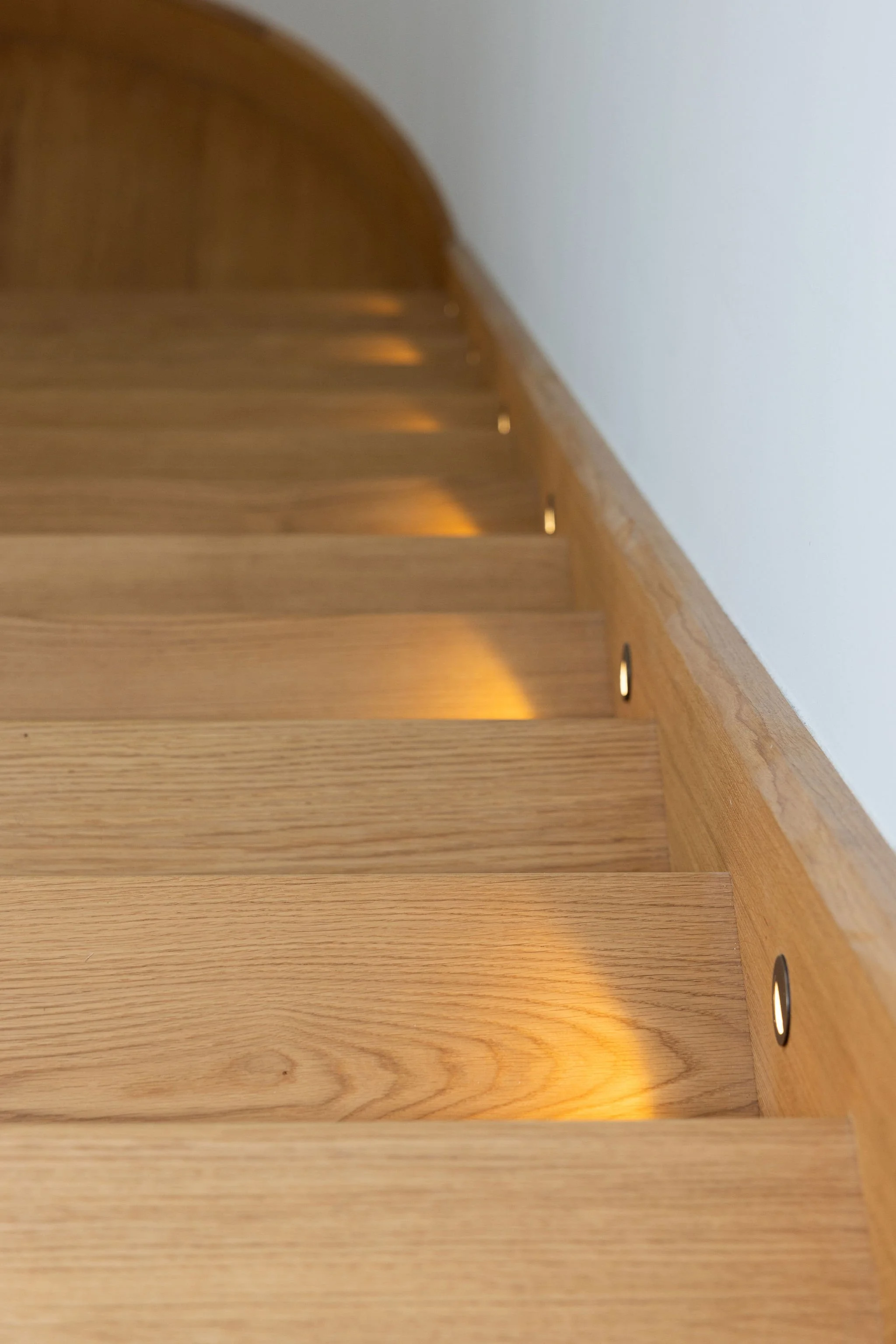 wscb-integrated-led-stair-tread-lighting-oak-staircase-bosham.webp