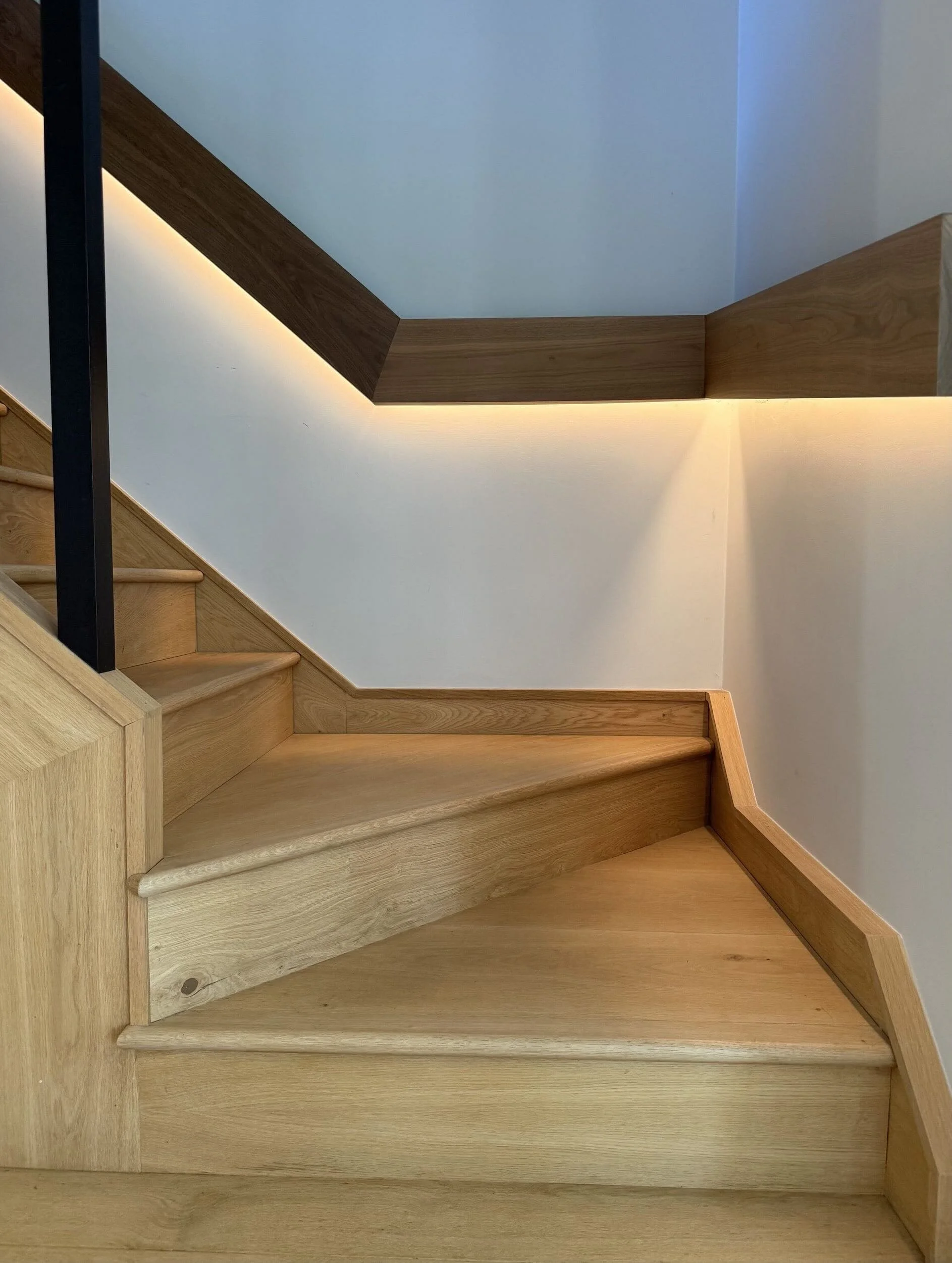custom-oak-staircase-recessed-handrail-led-lighting-itchenor.jpeg
