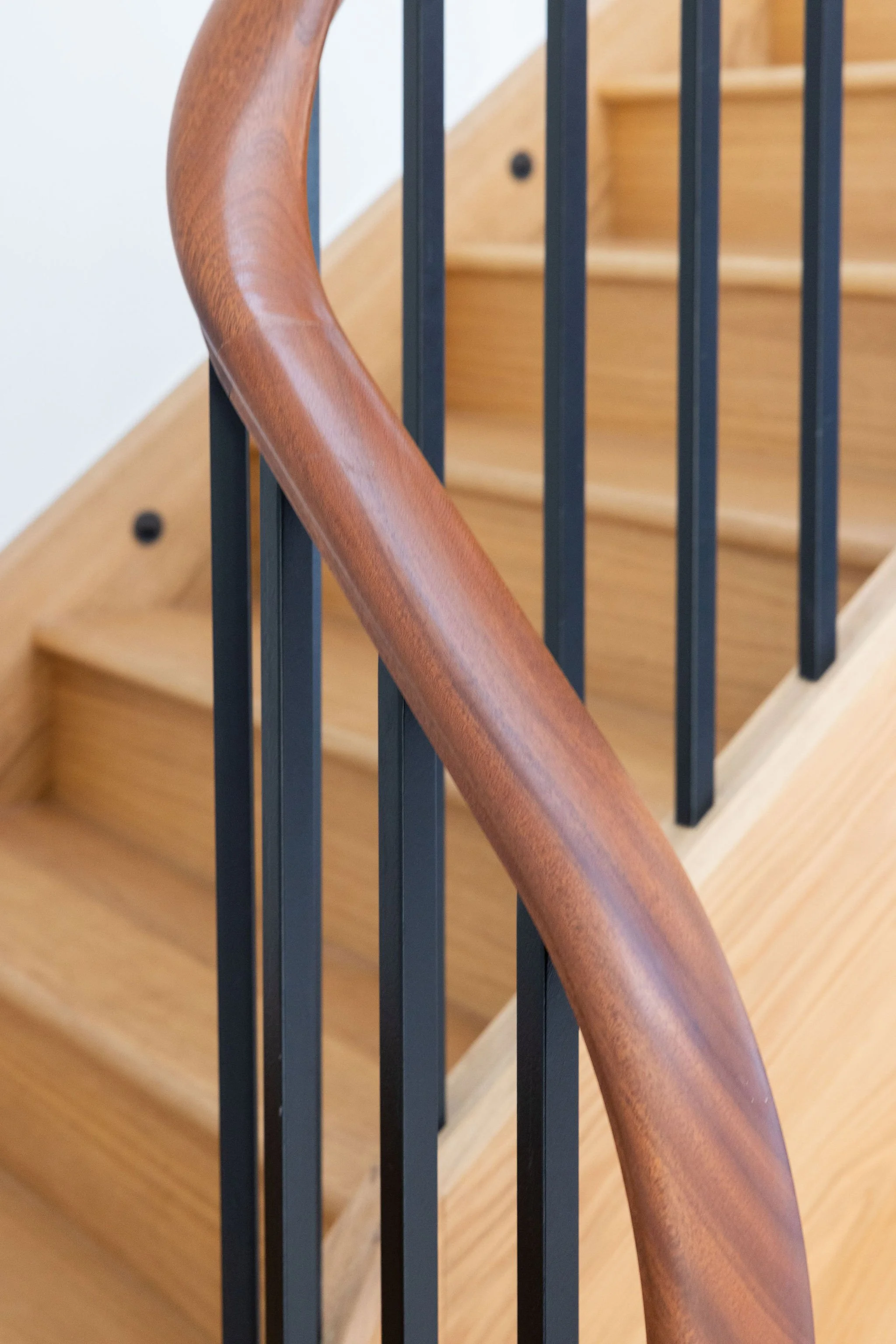 wscb-hand-turned-hardwood-stair-handrail-spindles-craftsmanship.webp