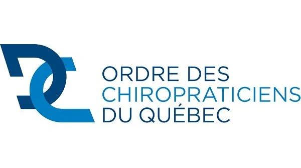 Logo de l'Ordre des Chiropraticiens du Québec, avec des formes géométriques bleues et le texte associé.