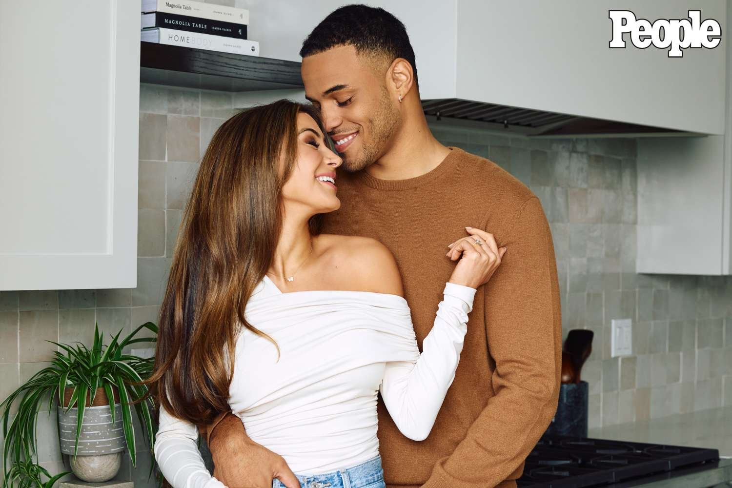 PEOPLE-Bachelor-Grant-Ellis-and-Fiance-Juliana-2-9dbd61c15b7b470ba995f7db7651af35.jpg