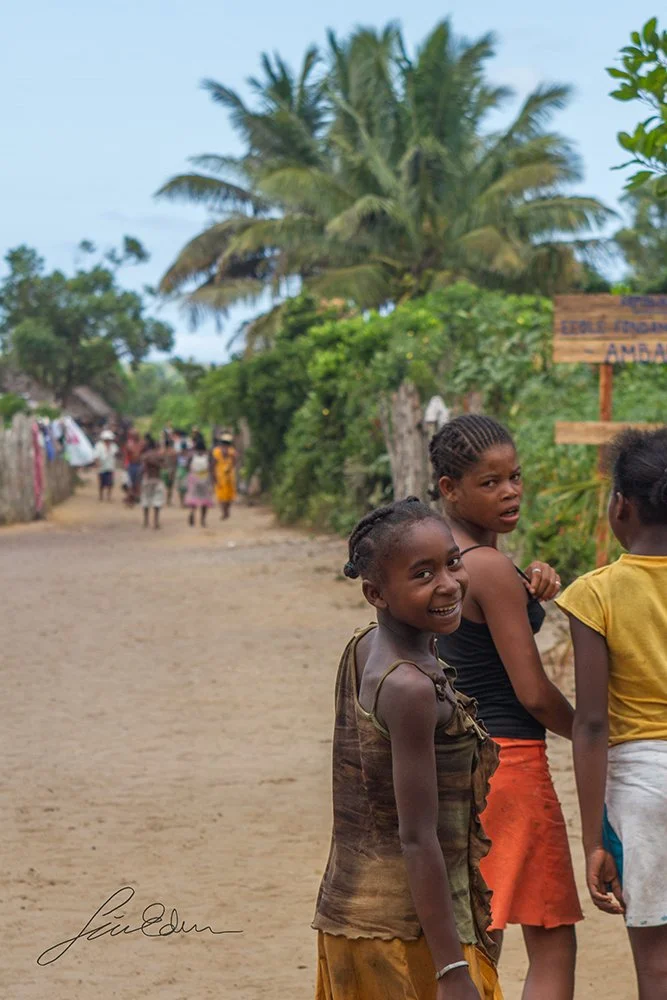 A group of young girls in Manafiafy (Sainte Luce).