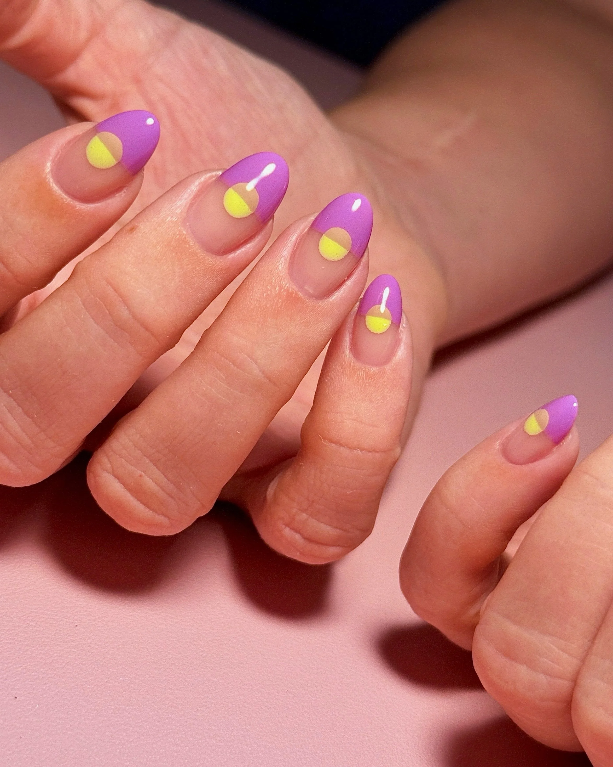 ☂️🎾 summer color blocks 🎾☂️
.
Structured Gel Manicure
Tier 3 Nail Art
.
#colorblocknails #colorblocknailart #summernailart #summernailinspo #purplenailart