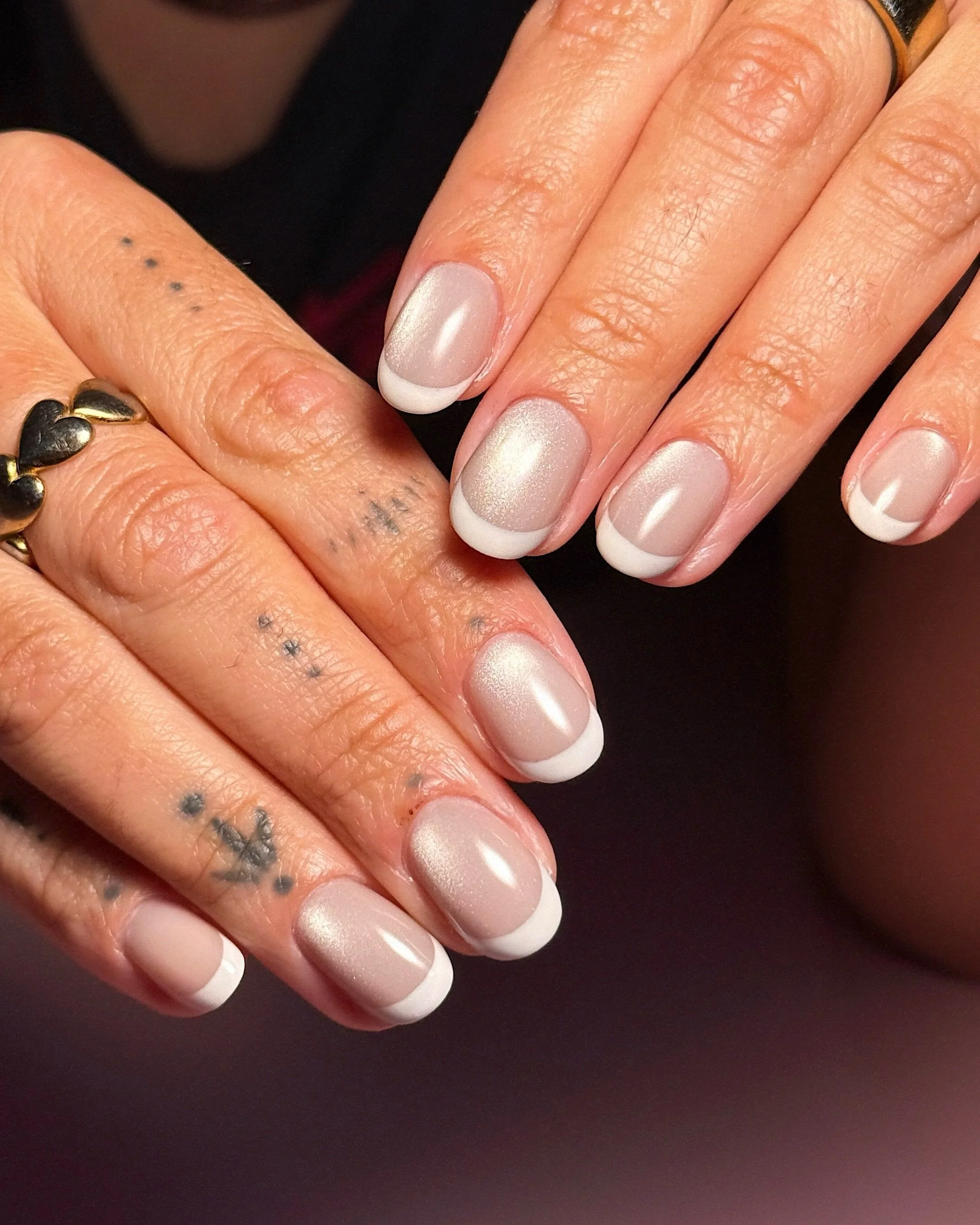 🥥🌸 off white cateye french 🌸🥥
.
Structured Gel Manicure
Tier 3 Nail Art
.
#cateyefrenchnails #cateyenails #minimalistnails #frenchnails #shortnailsdesign