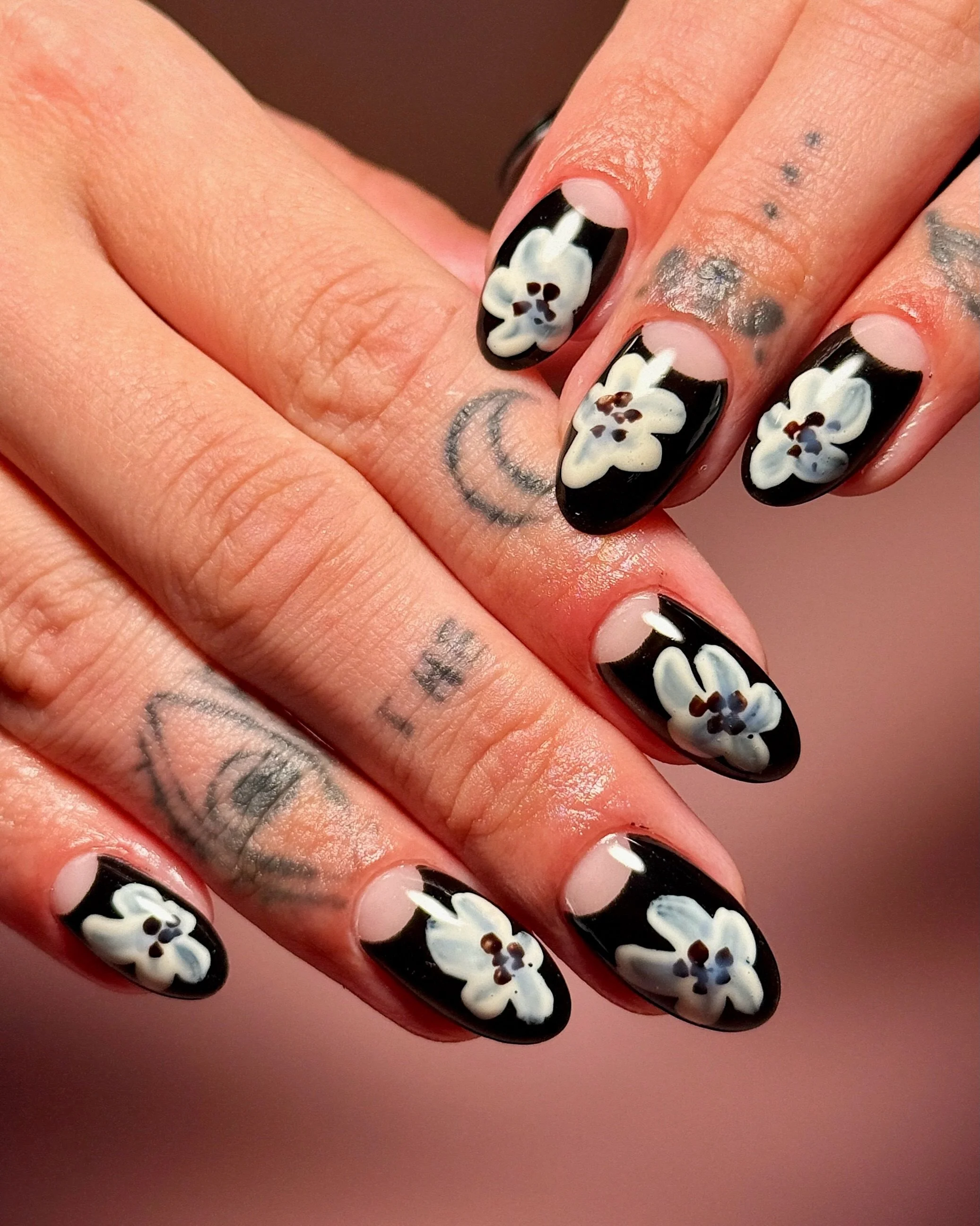 ☕️🖤 summer rains and fall flowers 🖤☕️
.
Structured Gel Manicure
Tier 3 Nail Art
.
#fallnailinspo #fallflowers #nuancenails #altnails #flowernailart