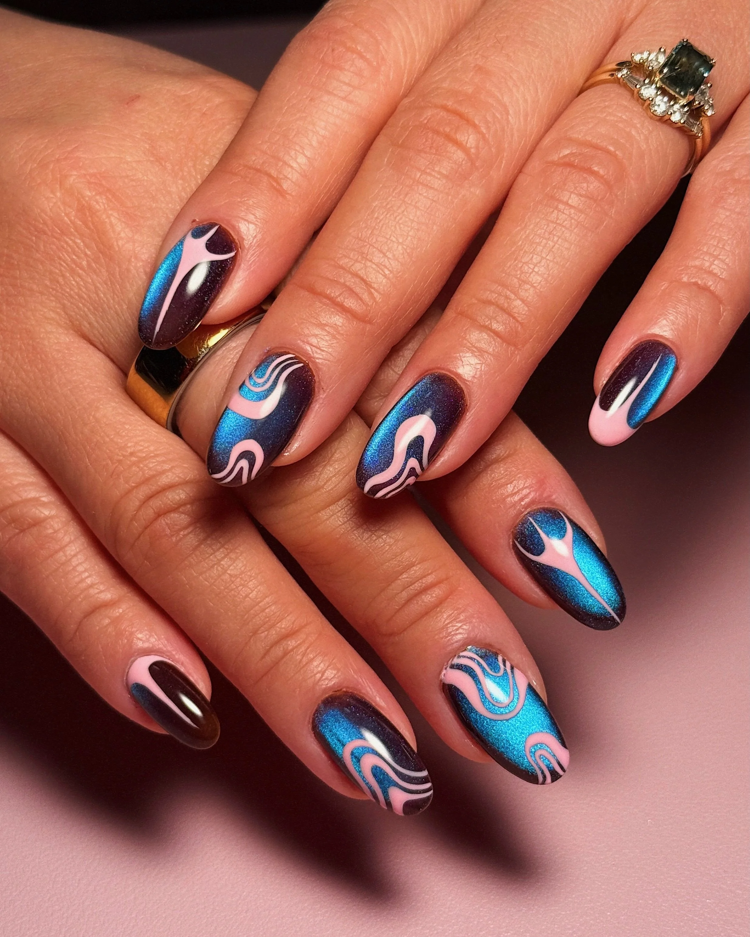 🌸🦋🤎 abstract cateye nails 🤎🦋🌸 
Inspo: @allezbisous_nails 
.
Structured Gel Manicure
Tier 3 Nail Art
.
Products used:
- @___cleto___ color mag 07
- @apresnailofficial j14, 219 
.
#cateyenails #nuancenails #abstractnailart #magneticnails fallnail
