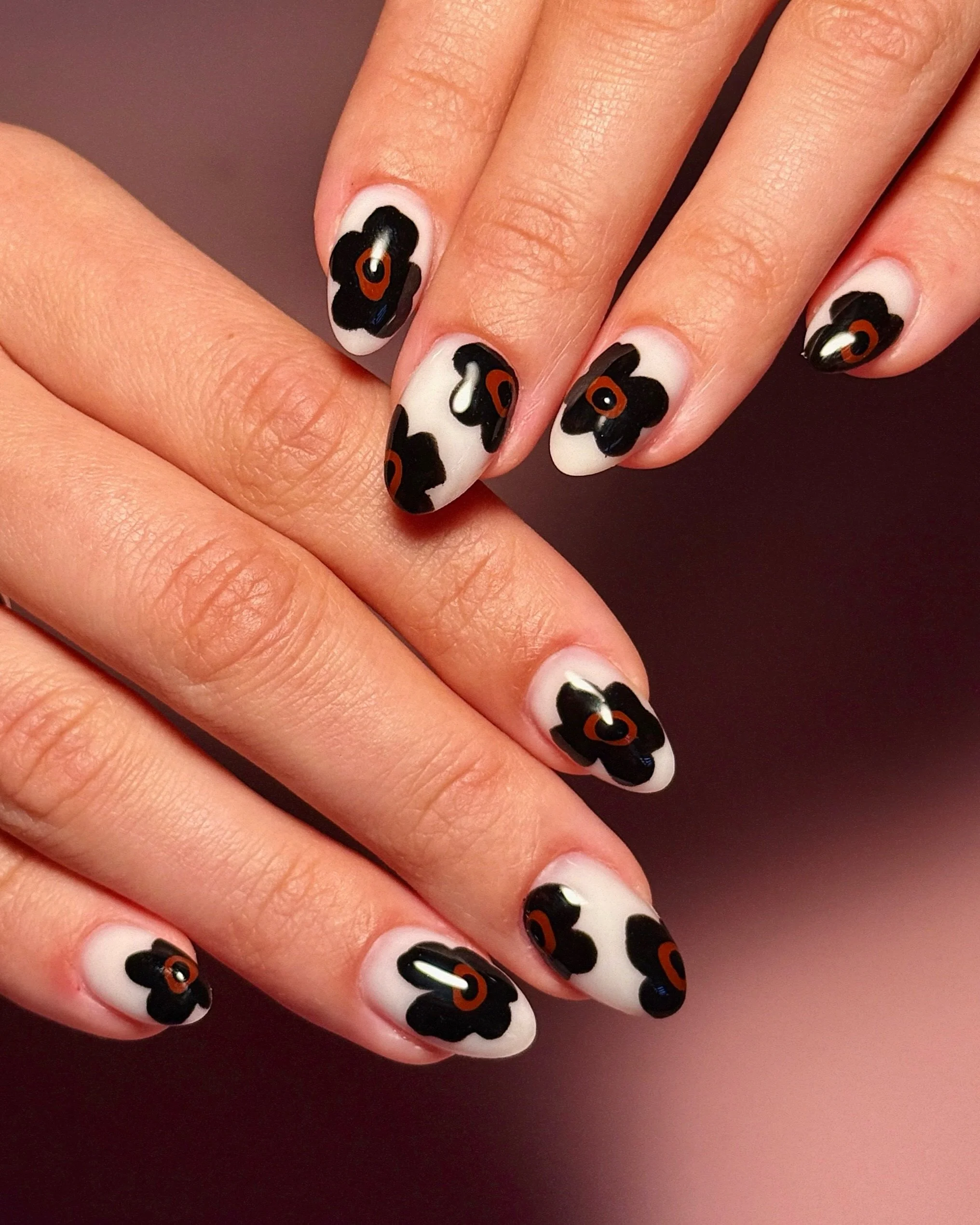 🖤🥥 bold abstract florals for fall 🥥🖤
.
Structured Gel Manicure
Tier 2 Nail Art
.
Inspo: @nailstory_yulim 
Products: @americancreator.tm Framework Gel Lilly 
.
#fallnailinspo #abstractflorals #boldnails #blacknailart #autumnnails chunky flower nai