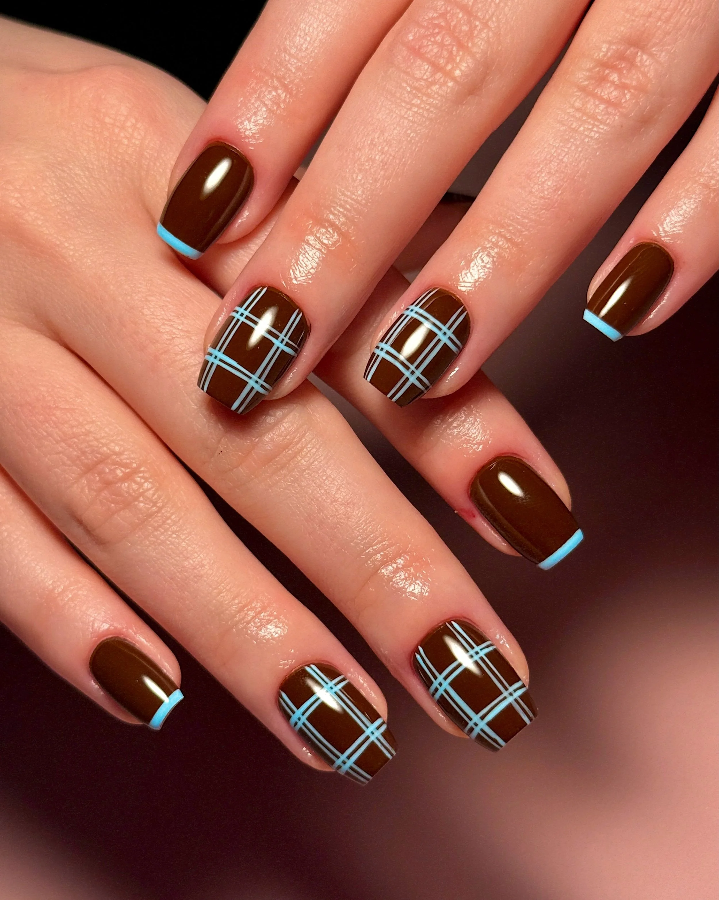 🦃🌐 brown and blue plaid 🌐🦃
.
Structured Gel Manicure
Tier 2 Nail Art
.
#plaidnails #brownnails #fallnails #fallnailinspo #blueandbrownnails minimalist fall nail inspo simple plaid nails