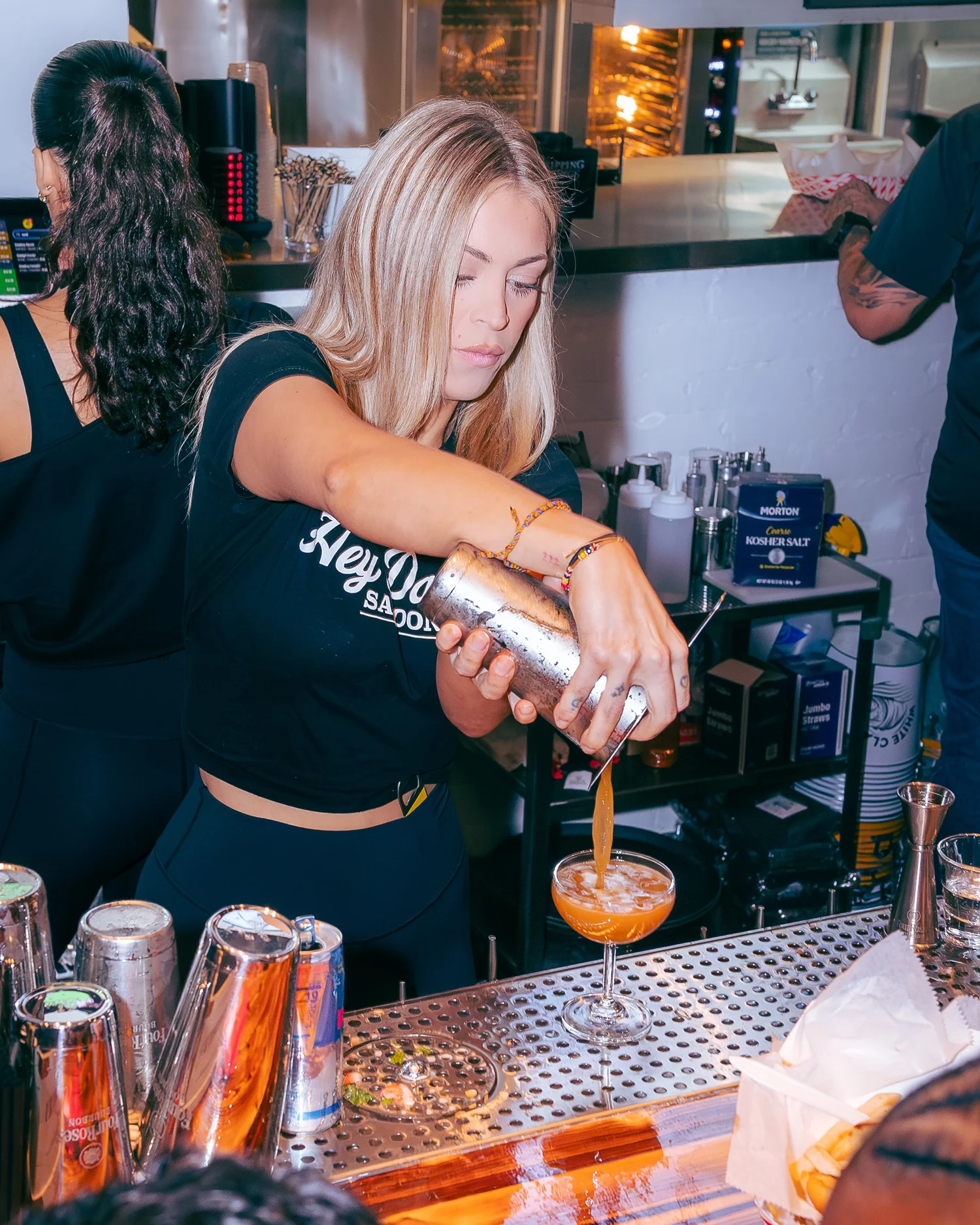 Craft cocktail pour