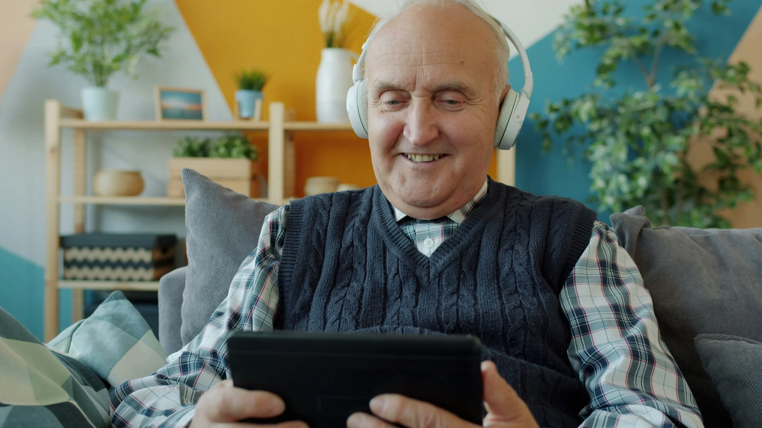 Easy Technology Gifts for Seniors Living Alone: Simple Gadgets for Safety, Connection, and Fun