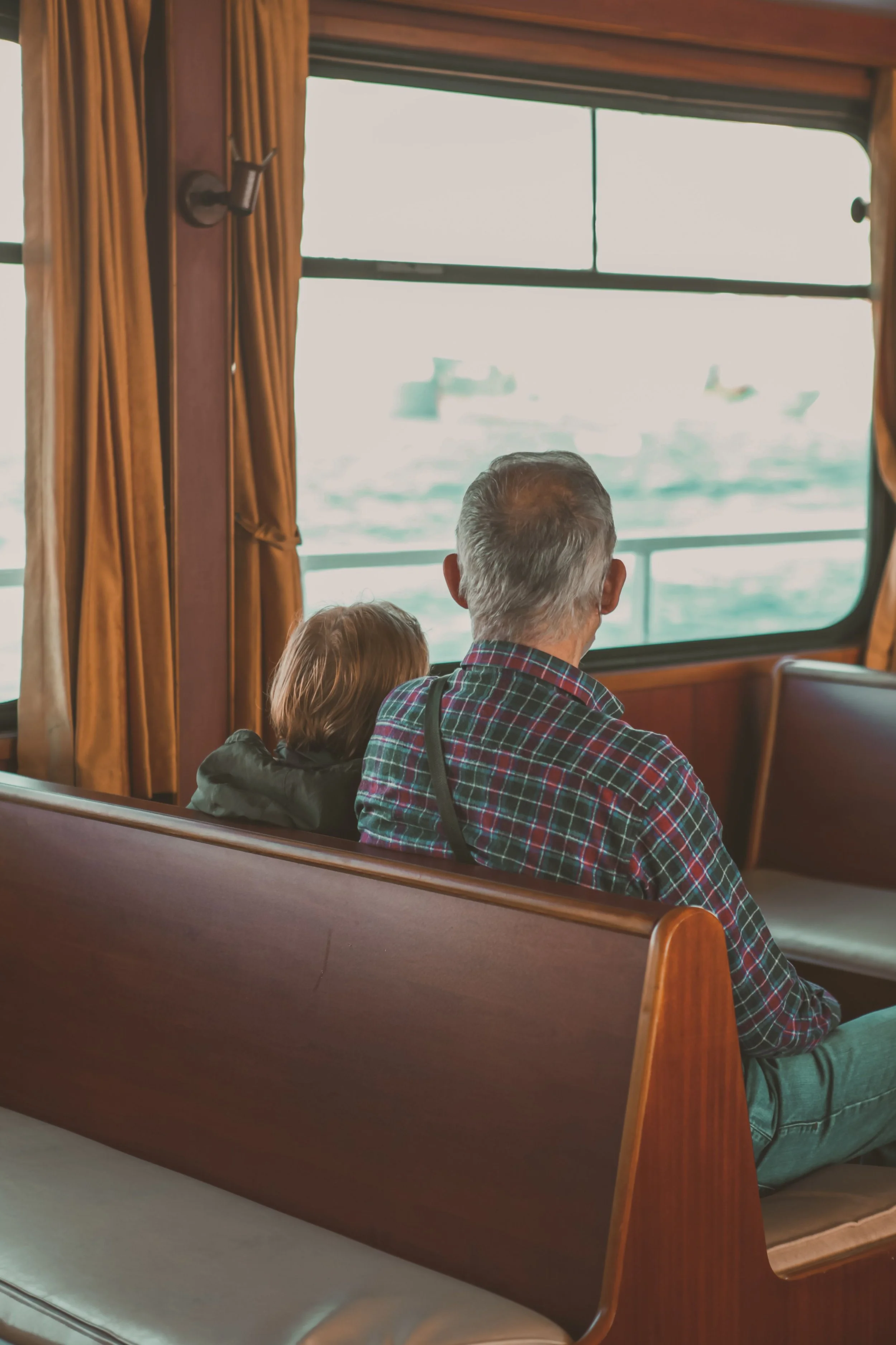 Meaningful Non-Physical Gifts for Elderly Parents: Experiences, Memories, and Quality Time