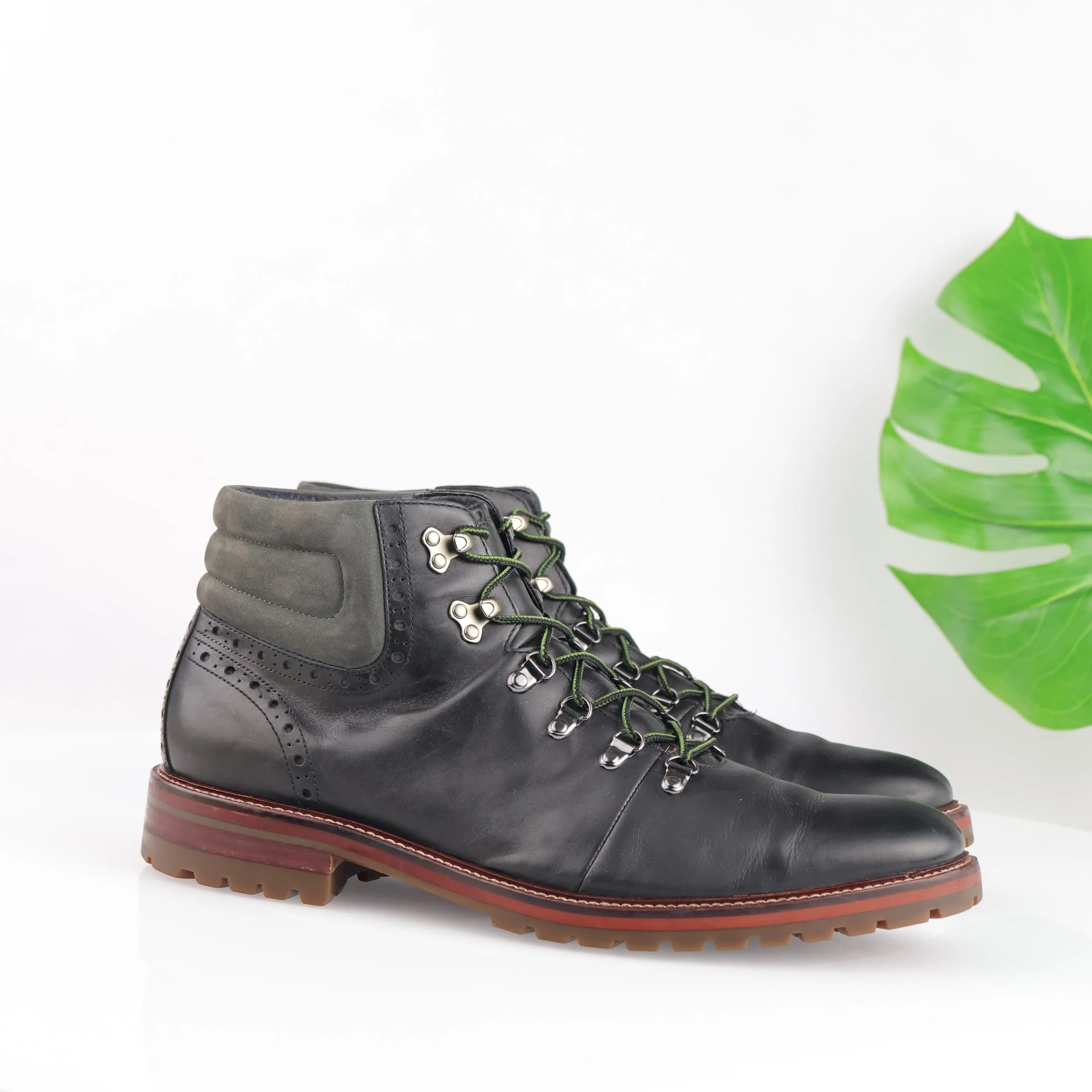 Black lace-up chukka boots 