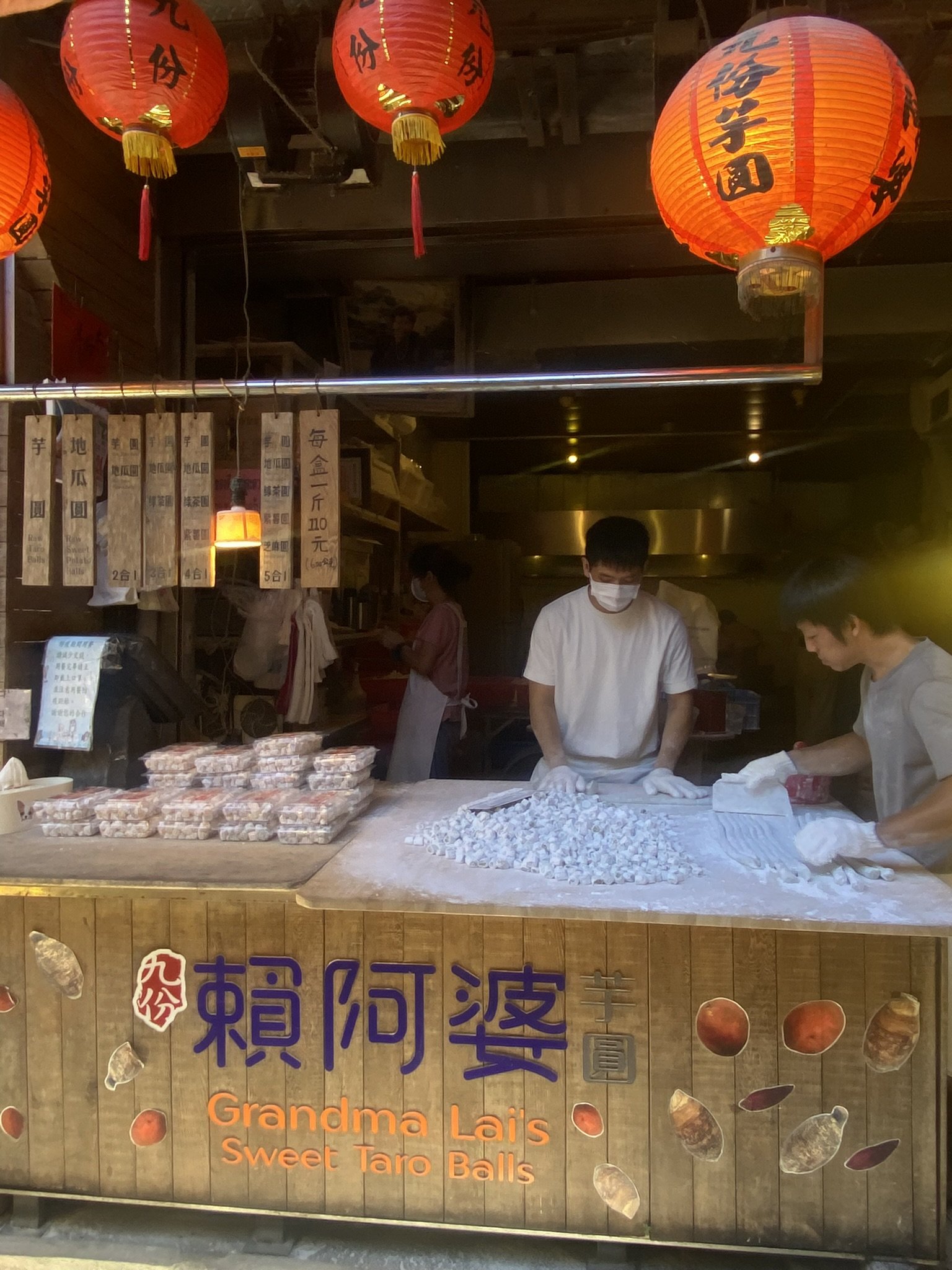 A sweet taro balls stand in Jiufen, with red lanterns hanging overhead.