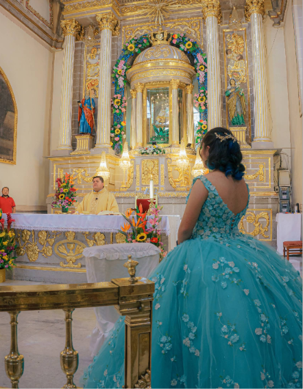 Sesión fotográfica de XV años durante una ceremonia religiosa, realizada por Limone Eventos. Fotografía profesional para eventos sociales con enfoque cinematográfico y atención a cada detalle.