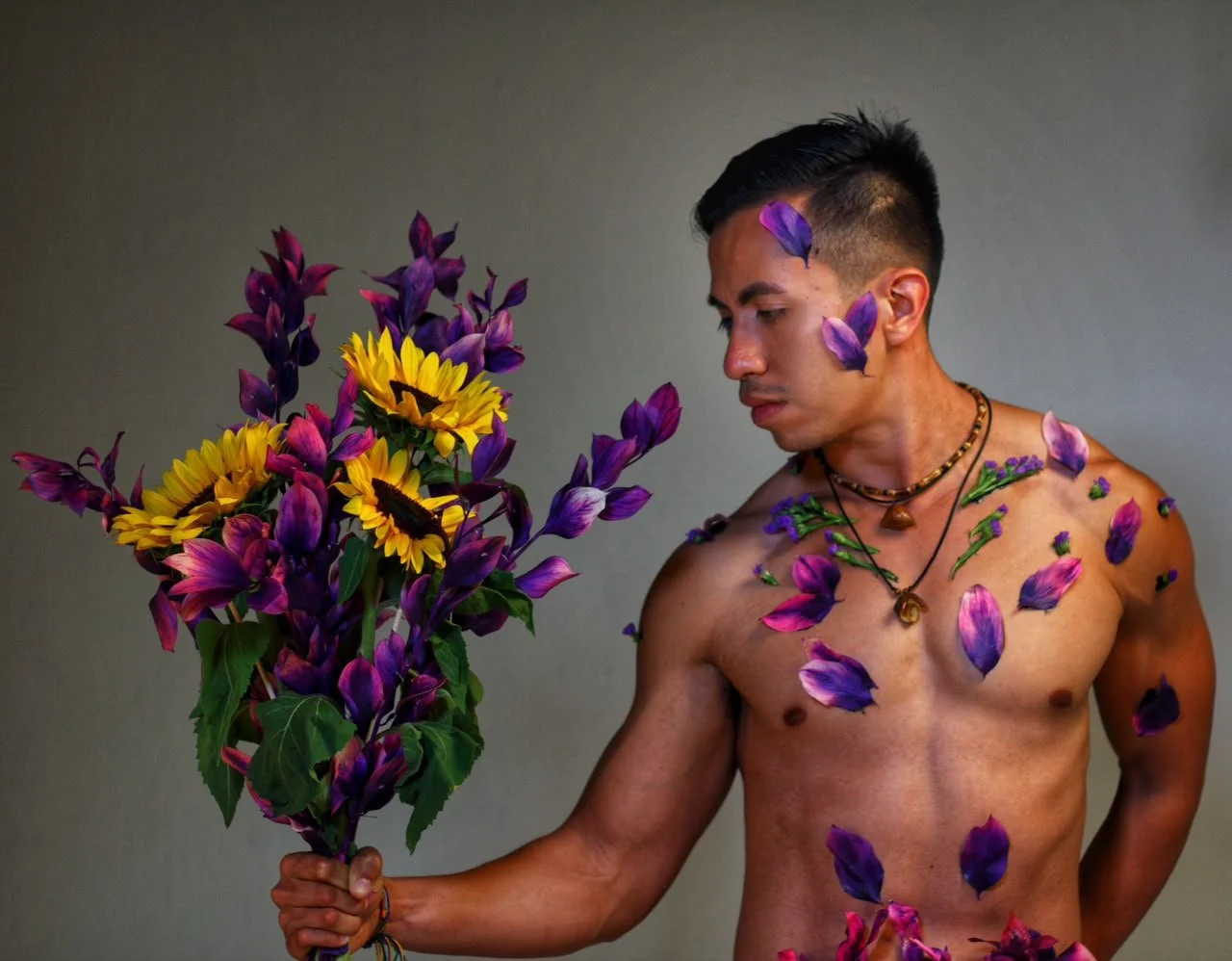 Fotografía editorial conceptual realizada por Limone Inc. con retrato artístico en estudio y composición floral. Producción fotográfica profesional para campañas creativas, branding, moda y proyectos editoriales.
