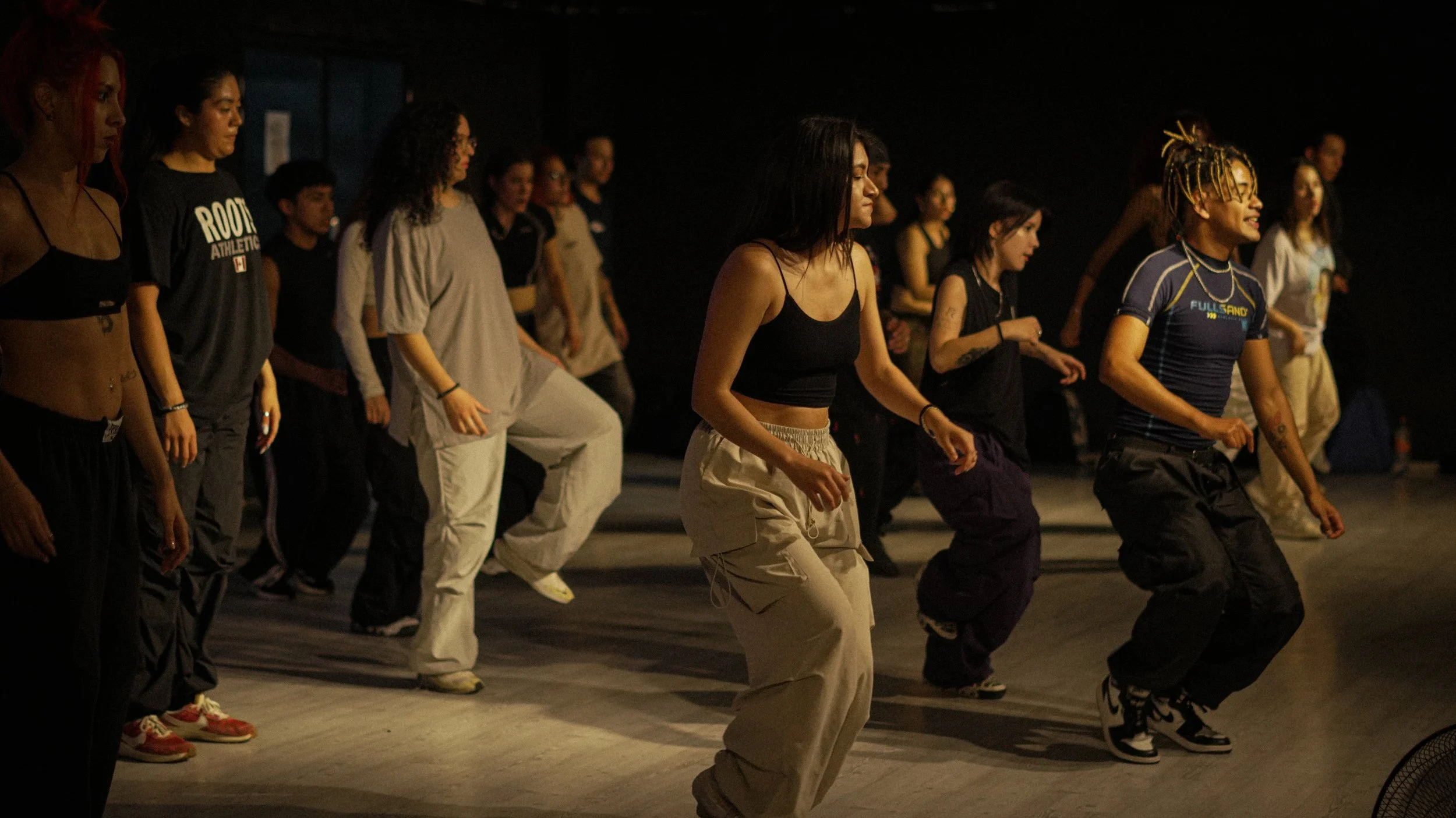 Cobertura fotográfica de clase de baile realizada por Limone Inc. Fotografía profesional para eventos, talleres, academias y actividades culturales con enfoque documental.
