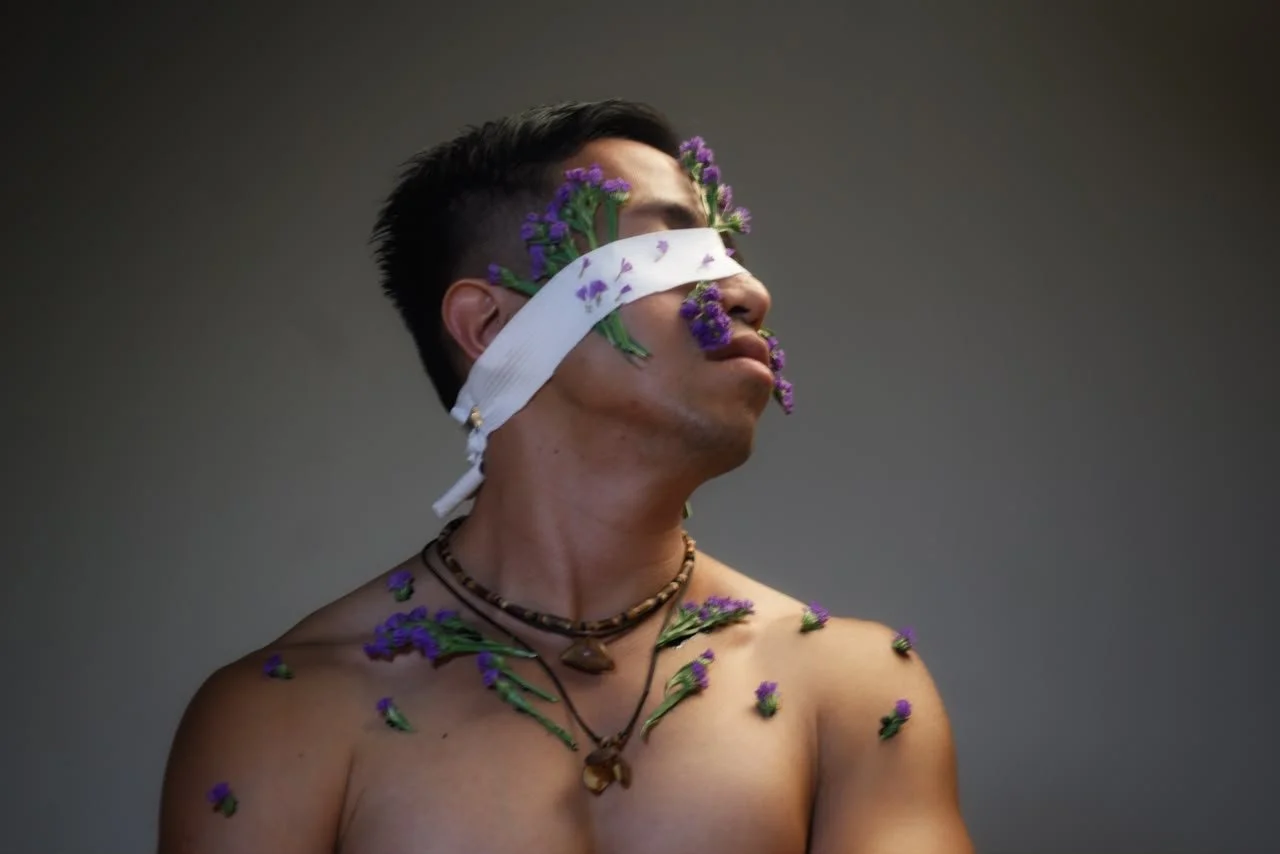 Fotografía conceptual en estudio con dirección artística y elementos florales. Producción fotográfica realizada por Limone Inc. para proyectos editoriales, campañas creativas y fotografía artística.