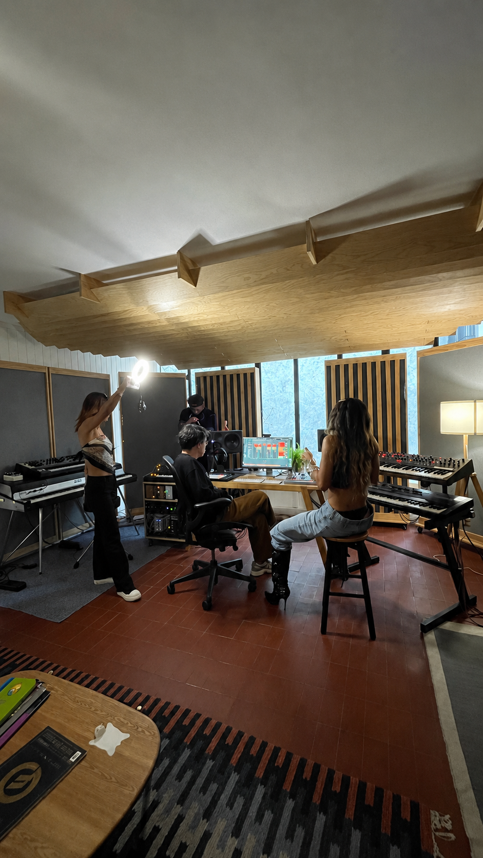 Behind the scenes de una sesión de producción musical realizada por Limone Inc. Nuestro equipo trabaja en la grabación, producción, dirección creativa y supervisión técnica para transformar ideas en proyectos musicales con calidad profesional.
