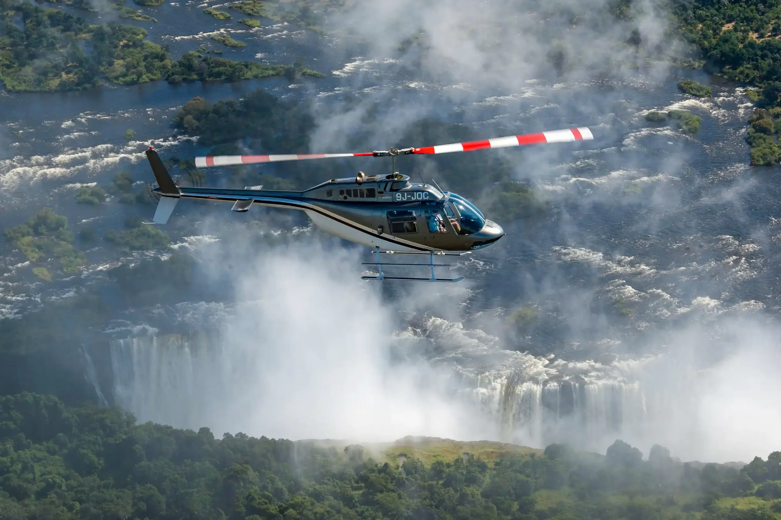 short-helicopter-flight-african-safari-experience.webp