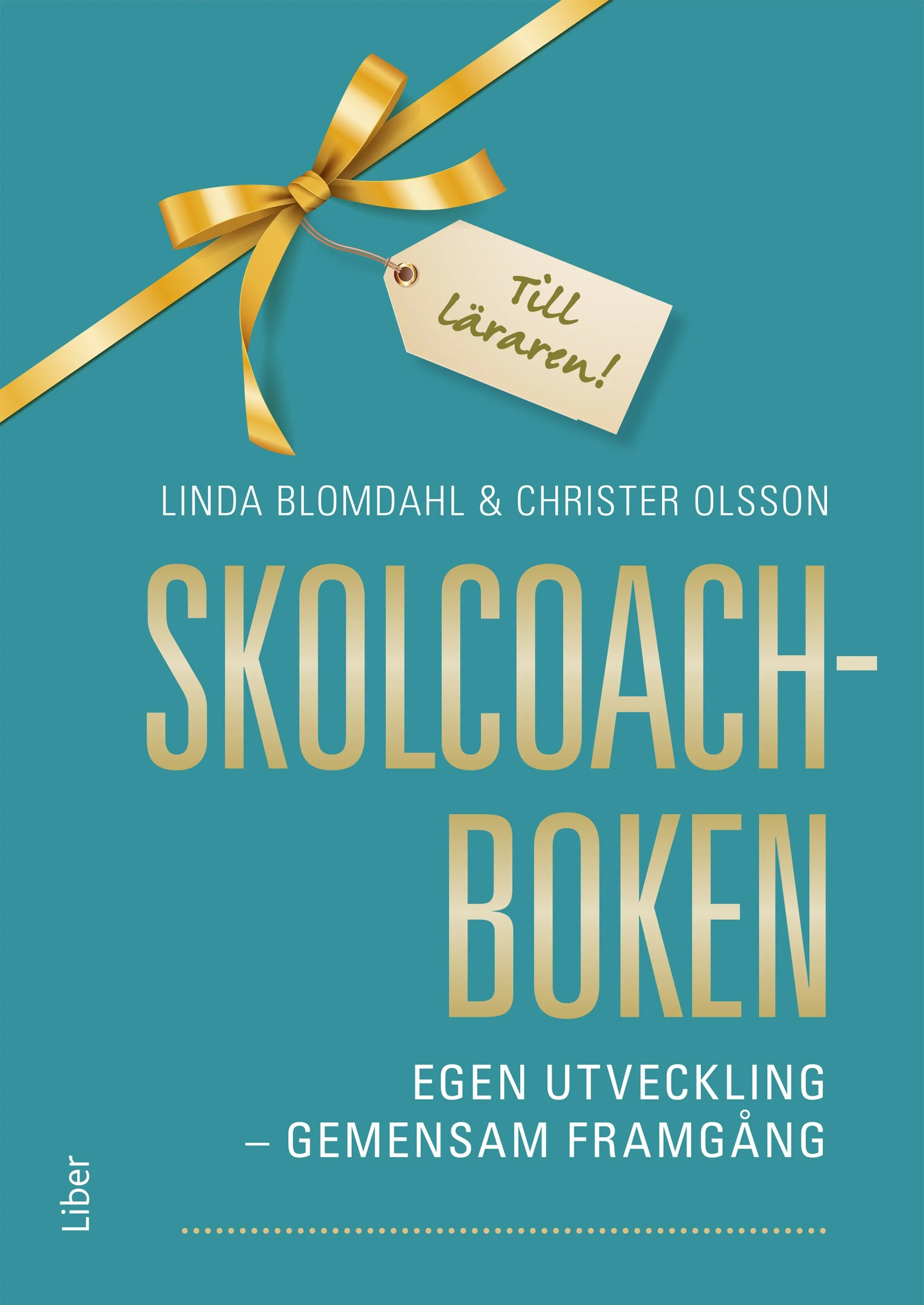Book cover with teal background, gold ribbon and bow, beige tag with Swedish text 'Till lärare!', author's names Linda Blomdahl and Christer Olsson, and title in large gold font 'Skolcafé bok'.