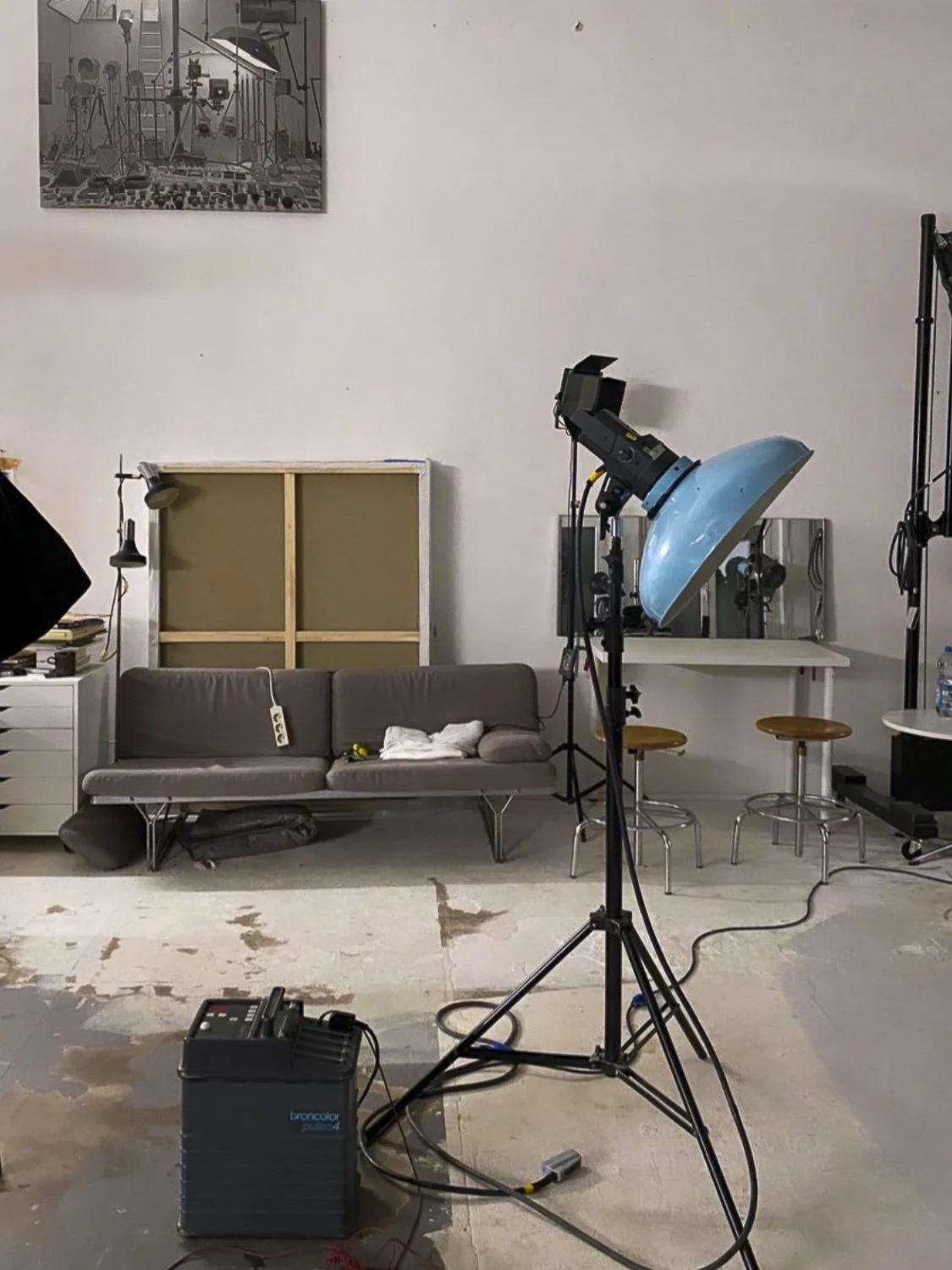 Fotostudio mit professioneller Beleuchtung, Sessel, Monitor und Fotokamera