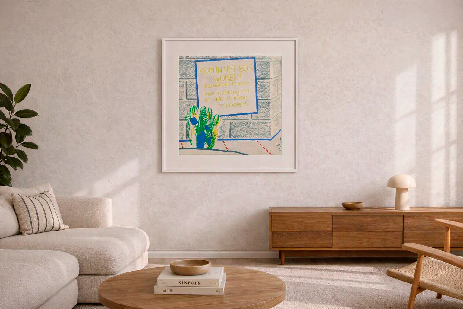 Een minimalistisch woonkamer met een witte bank, een ronde houten salontafel met boeken, een houten meubels kast en een planten in de hoek. Aan de muur hangt een ingelijste tekening met Nederlandse tekst en een kleurrijk illustratie.