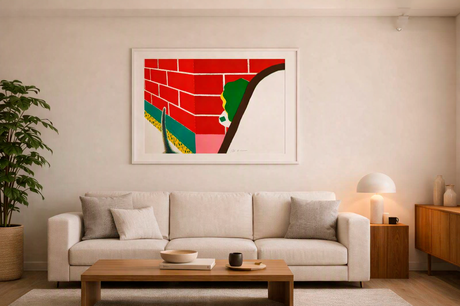 Woonkamer met witte bank, houten salontafel, groene plant, abstract kunstwerk met rood en groen op de muur, tafel lamp, vaas op dressoir.