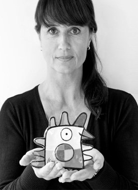 Vrouw houdt een speelgoedknuffel in de vorm van een cartoonachtig dier.