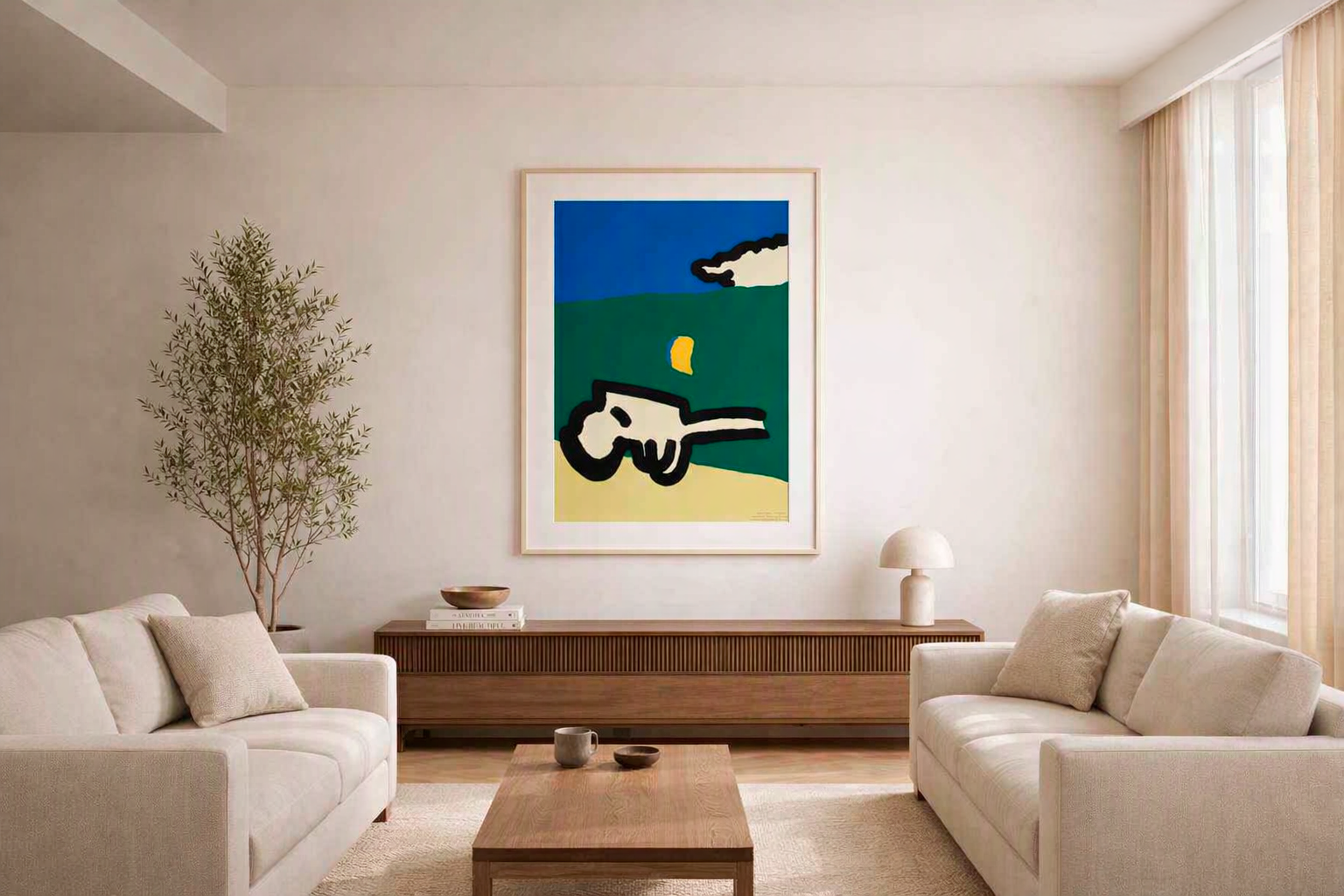 Woonkamer met twee witte banken, een houten salontafel met mok en schaaltje, een lang houten dressoir met een tafelbladlamp en boeken, een groot abstract kunstwerk aan de muur, een grote plant links, en grote ramen met lichte gordijnen.