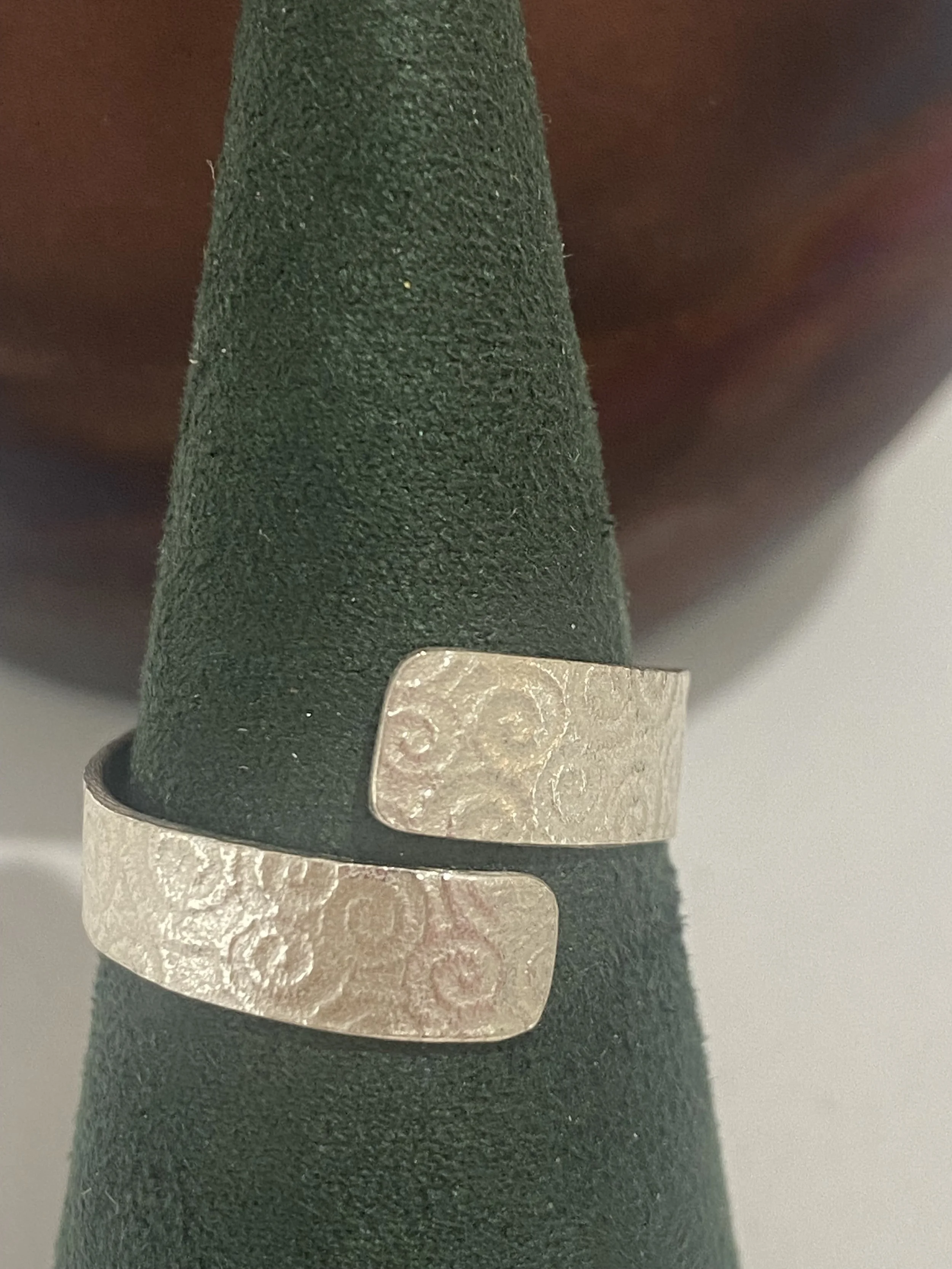 Adjustable Cross over embossed ring