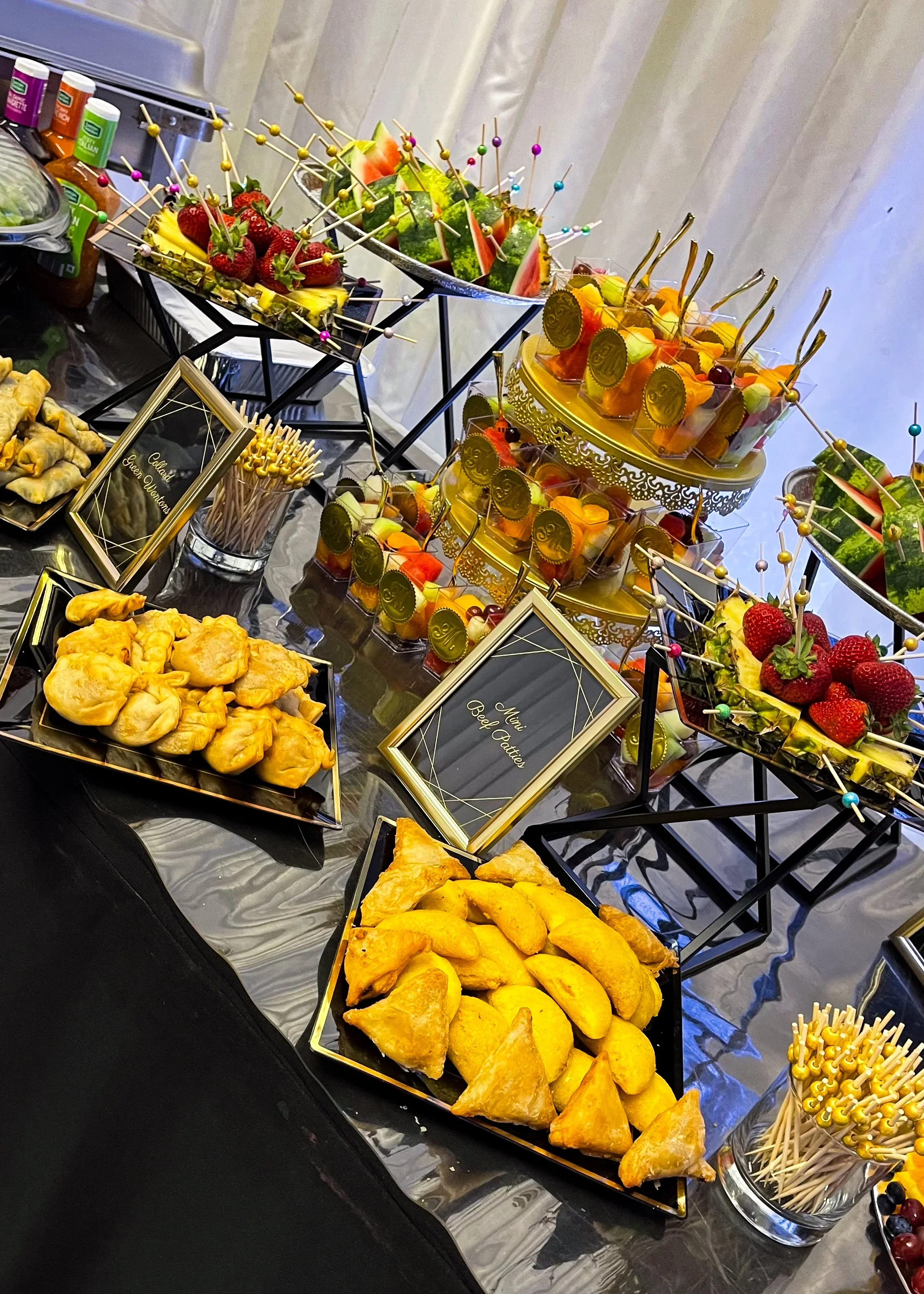 social-concepts-unltd-fruit-and-dessert-table.webp