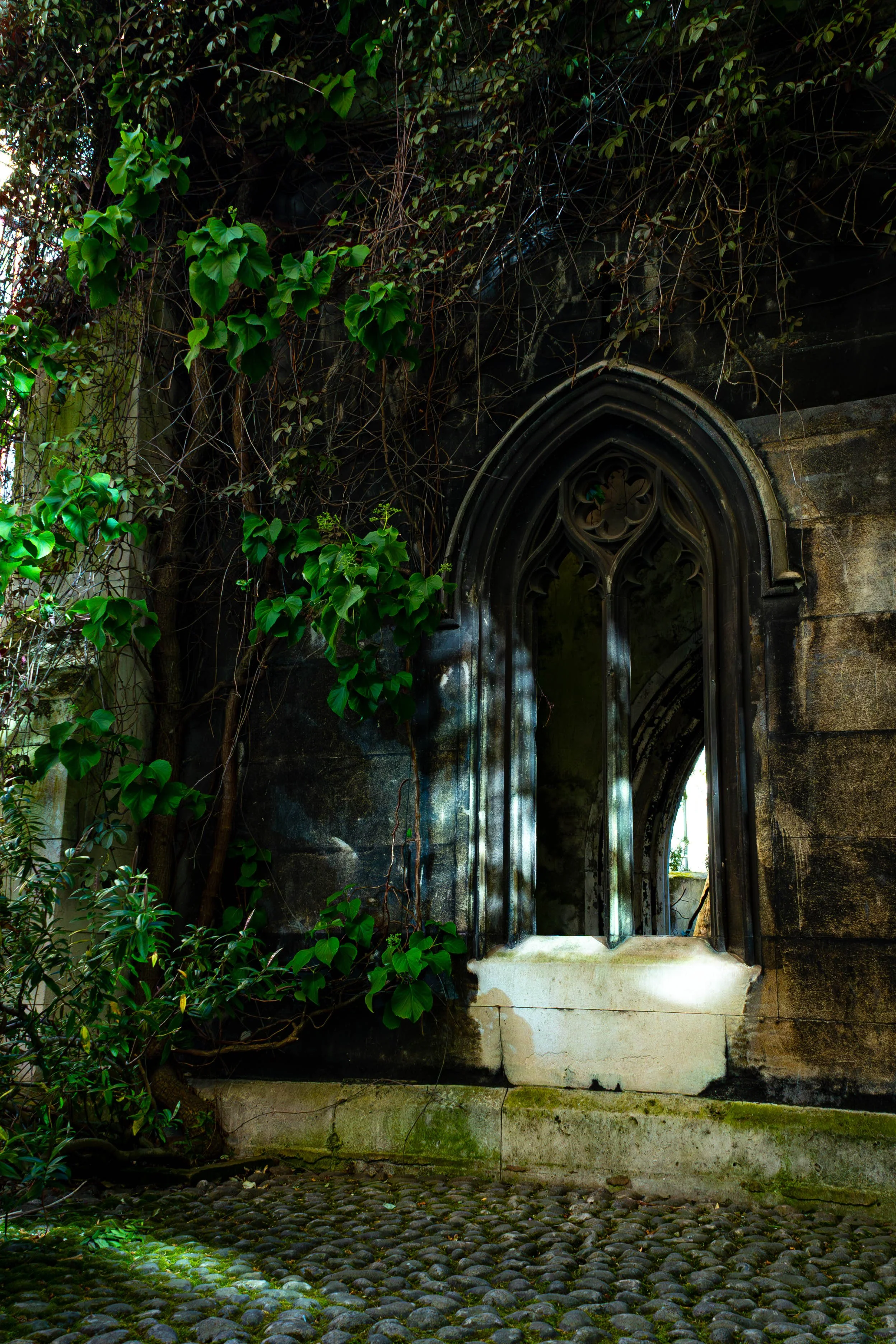 old kirk yard 2.jpg