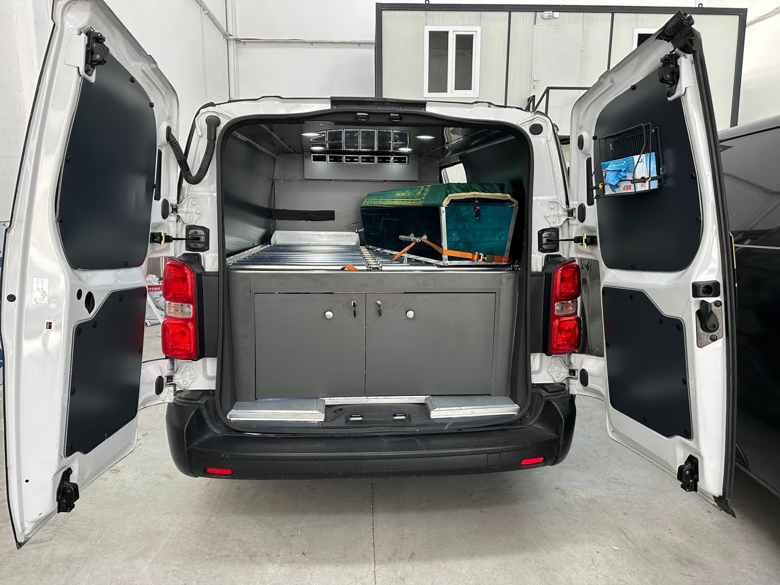oferta zabudowa specjalna karawan mercedes sprinter