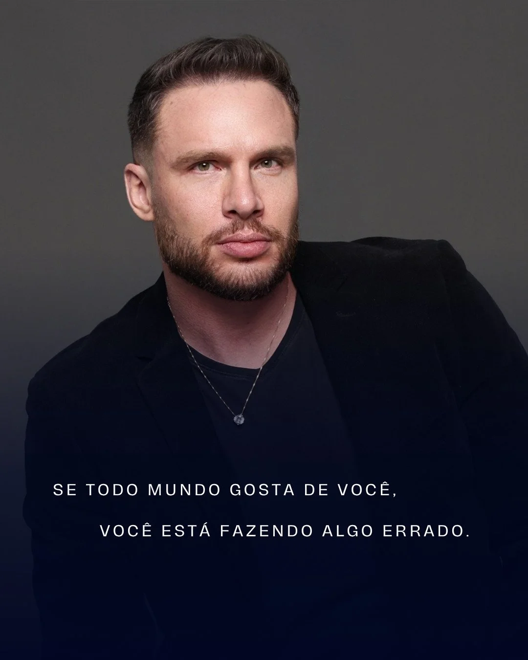 Voc&ecirc; n&atilde;o tem um problema de posicionamento.
Voc&ecirc; tem um problema de permiss&atilde;o.

Permiss&atilde;o para desagradar.
Permiss&atilde;o para sustentar o que pensa.

Porque enquanto voc&ecirc; tenta ser aceito, o mercado decide n&