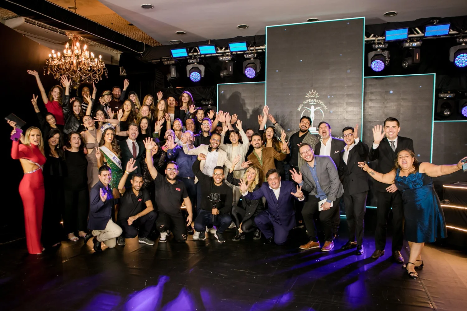 Ernesto Antonini com equipe, candidatas e coordenadores em evento de concurso de miss